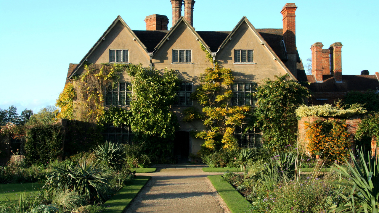 Maison en Béton Marron et Blanc Près D'arbres Verts Sous un Ciel Bleu Pendant la Journée. Wallpaper in 1280x720 Resolution