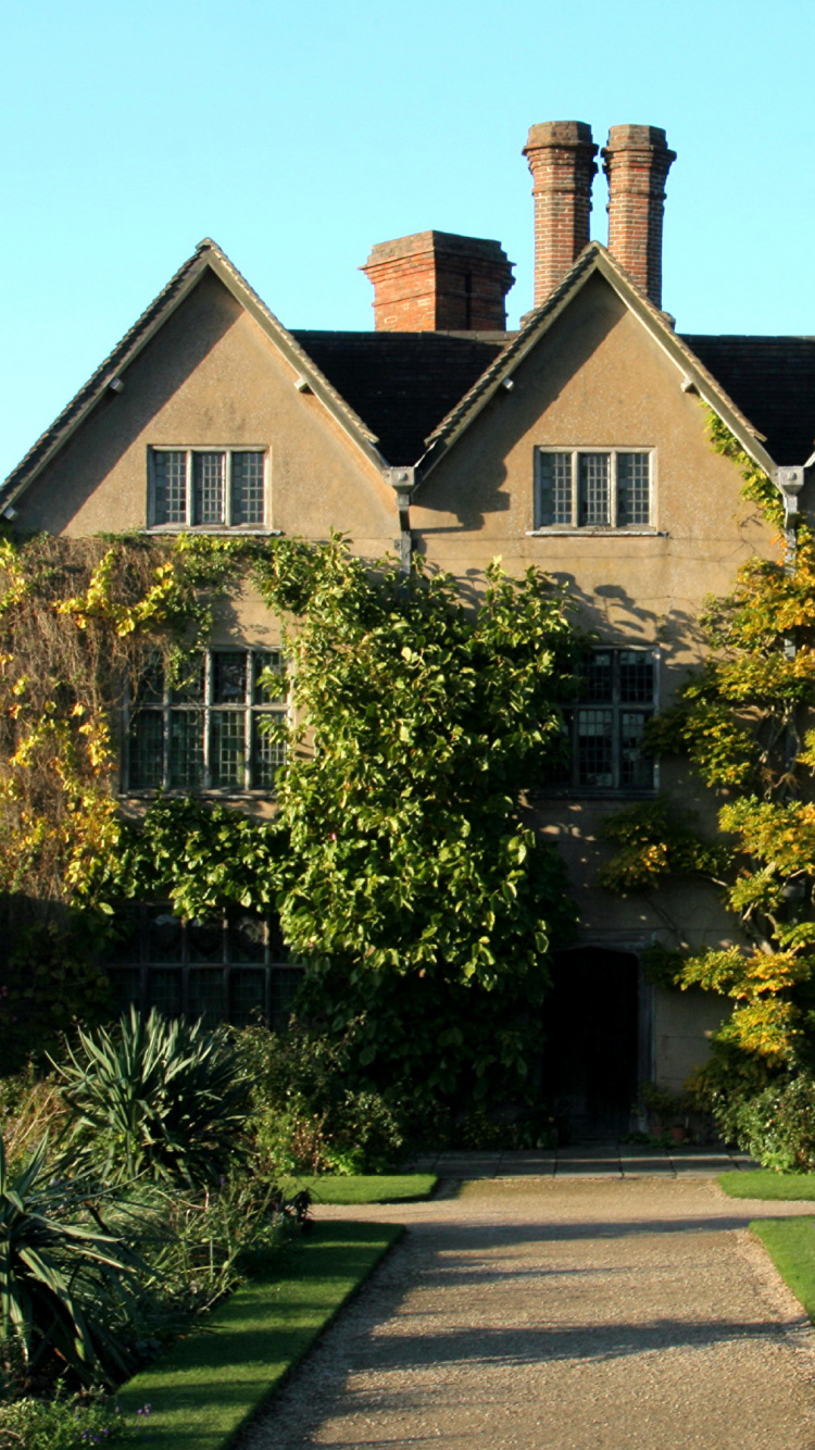 Brown and White Concrete House Near Green Trees Under Blue Sky During Daytime. Wallpaper in 750x1334 Resolution