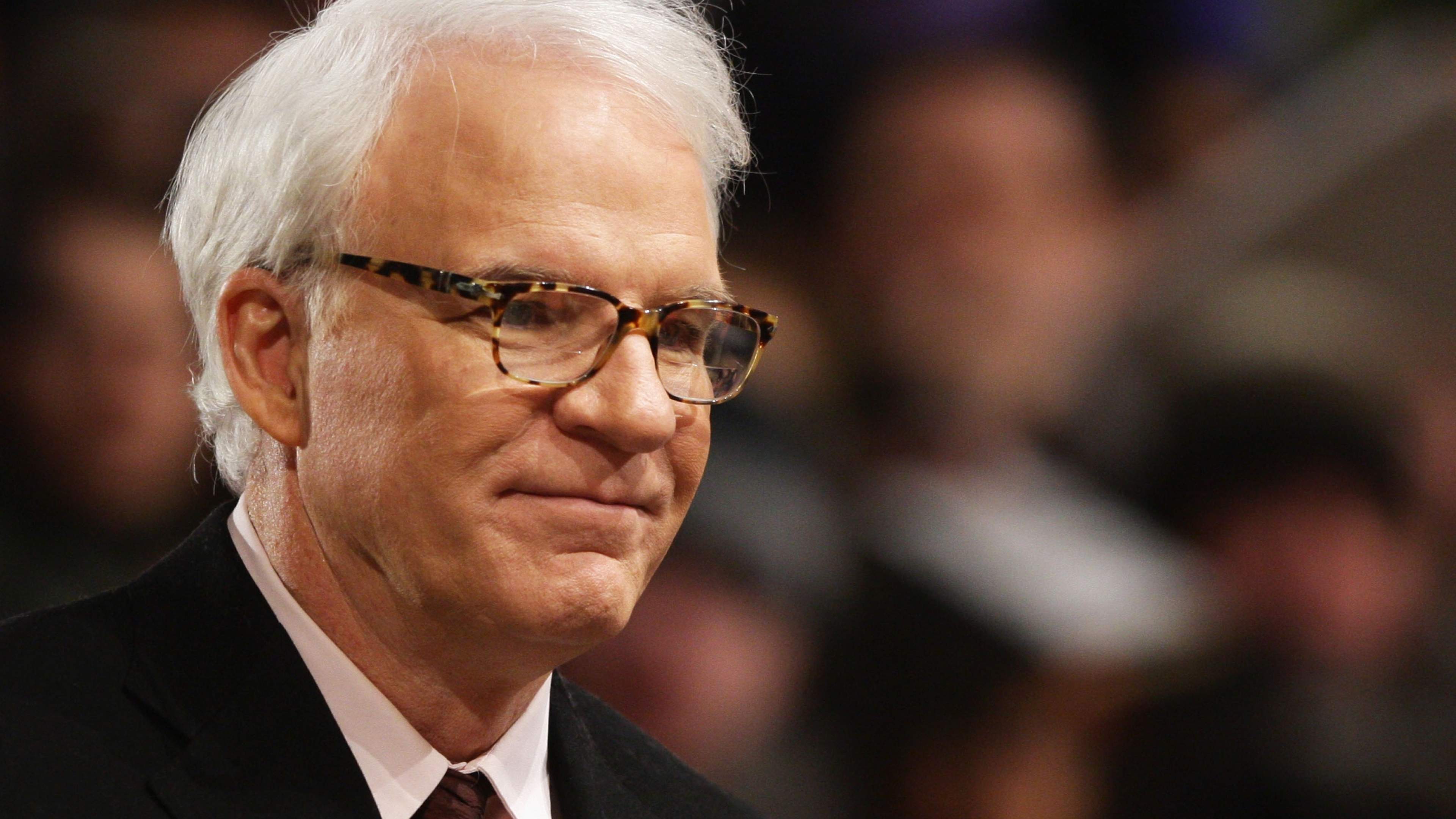 Homme en Costume Noir Portant Des Lunettes. Wallpaper in 3840x2160 Resolution