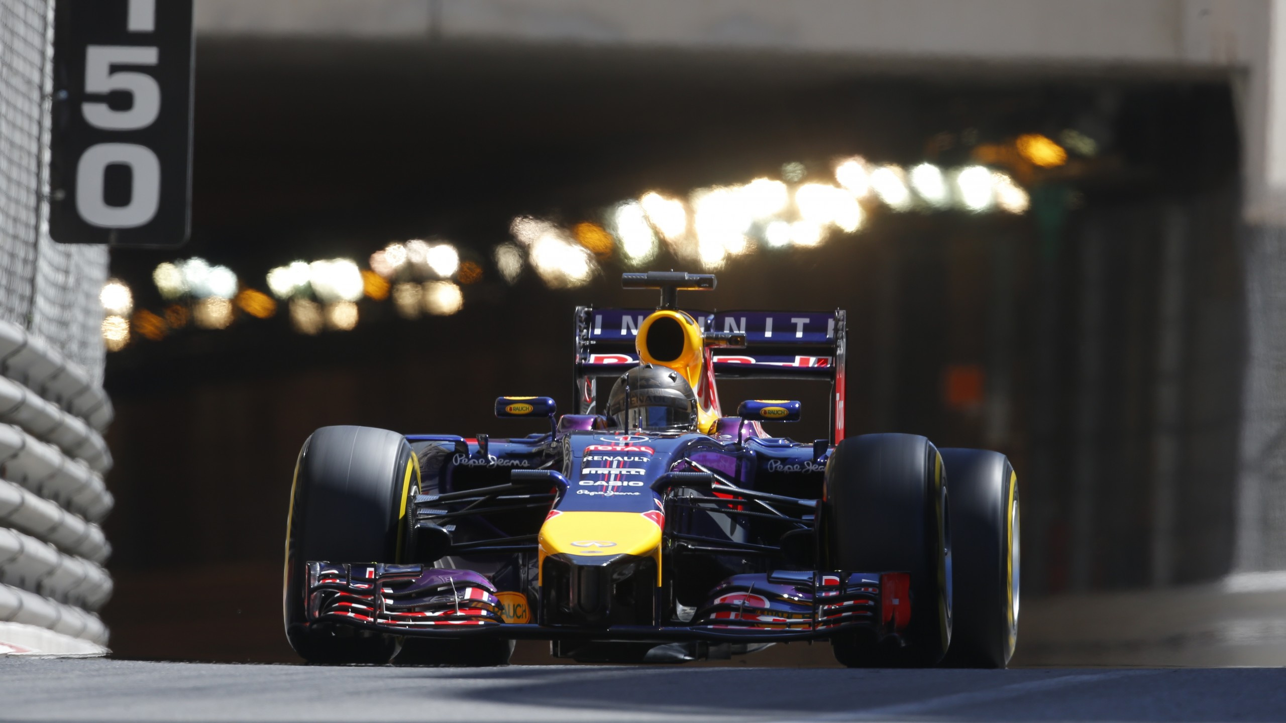 Schwarz-gelber f 1 Rennwagen. Wallpaper in 2560x1440 Resolution