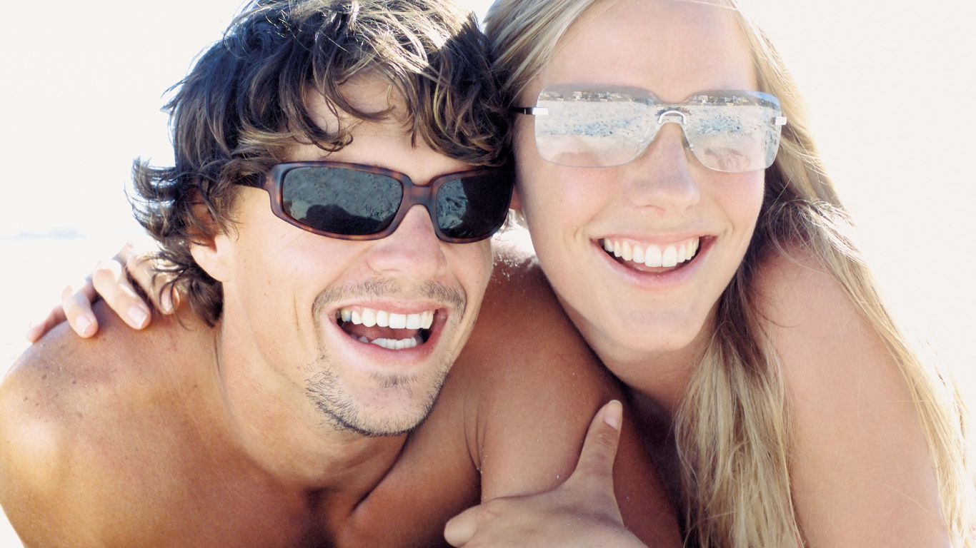 Lachen, Spaß, Selfie, Umarmung, Mund. Wallpaper in 1366x768 Resolution