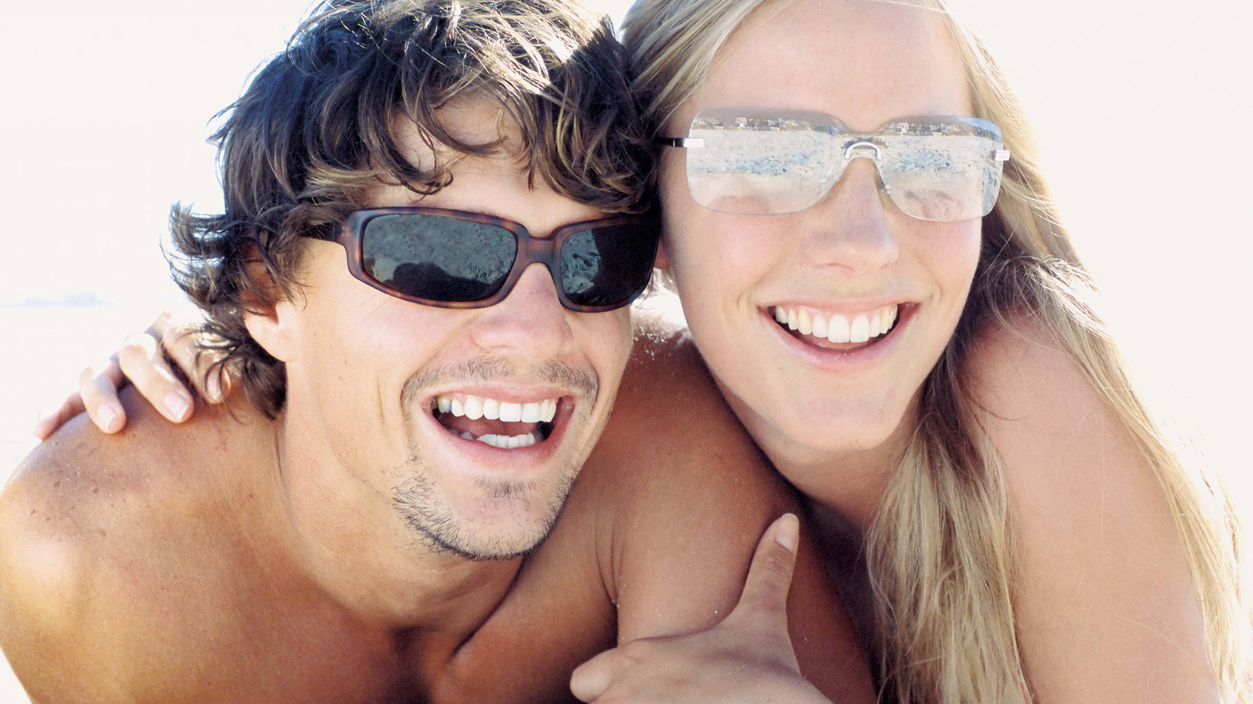 Lachen, Spaß, Selfie, Umarmung, Mund. Wallpaper in 2560x1440 Resolution