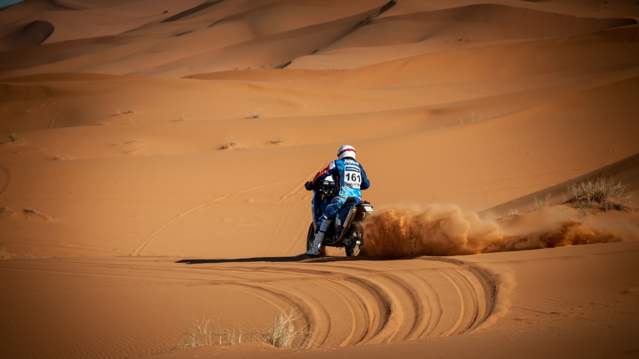 Man Riding Motocross Dirt Bike on Desert During Daytime. Wallpaper in 1280x720 Resolution