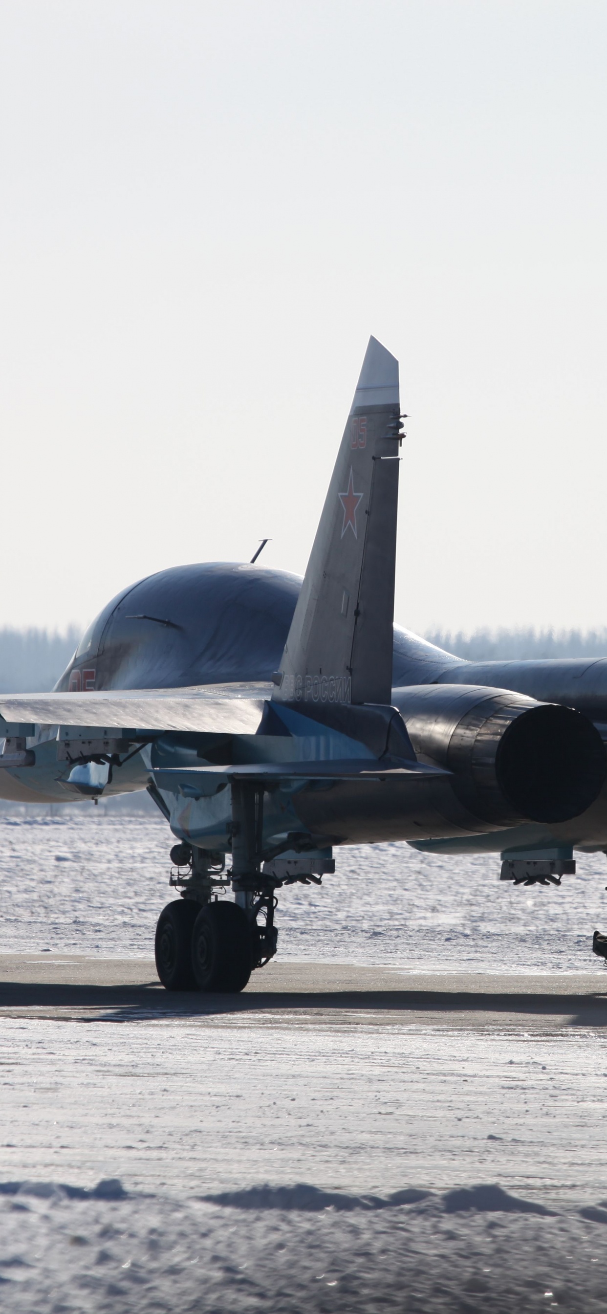 Avion de Chasse Gris Sur Sol en Béton Gris Pendant la Journée. Wallpaper in 1242x2688 Resolution