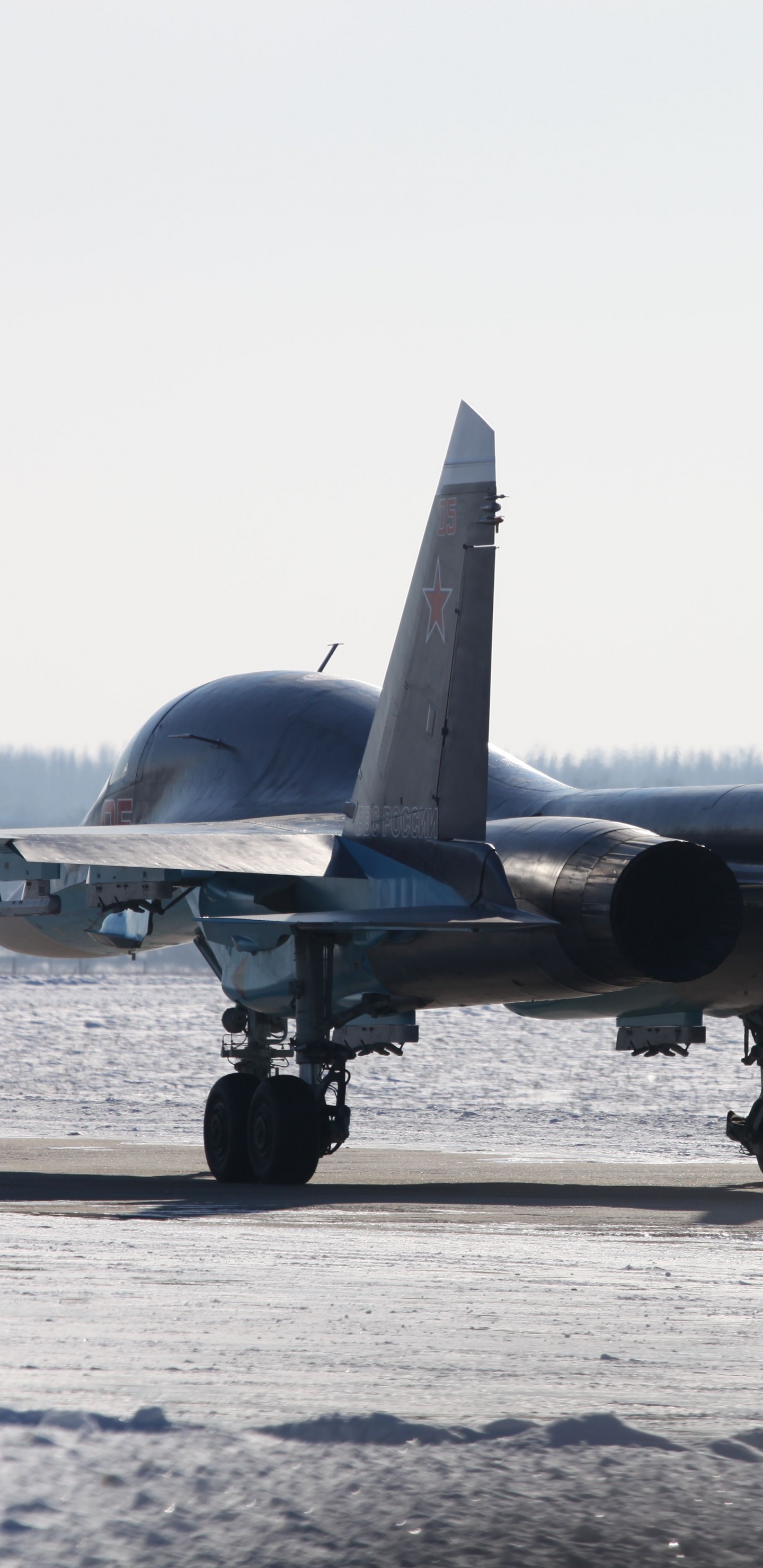 Avion de Chasse Gris Sur Sol en Béton Gris Pendant la Journée. Wallpaper in 1440x2960 Resolution