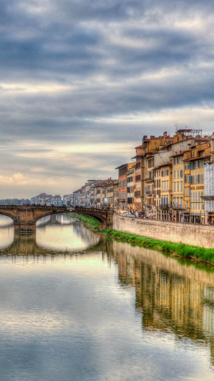 Braunes Betongebäude in Der Nähe Des Flusses Unter Bewölktem Himmel Tagsüber. Wallpaper in 720x1280 Resolution