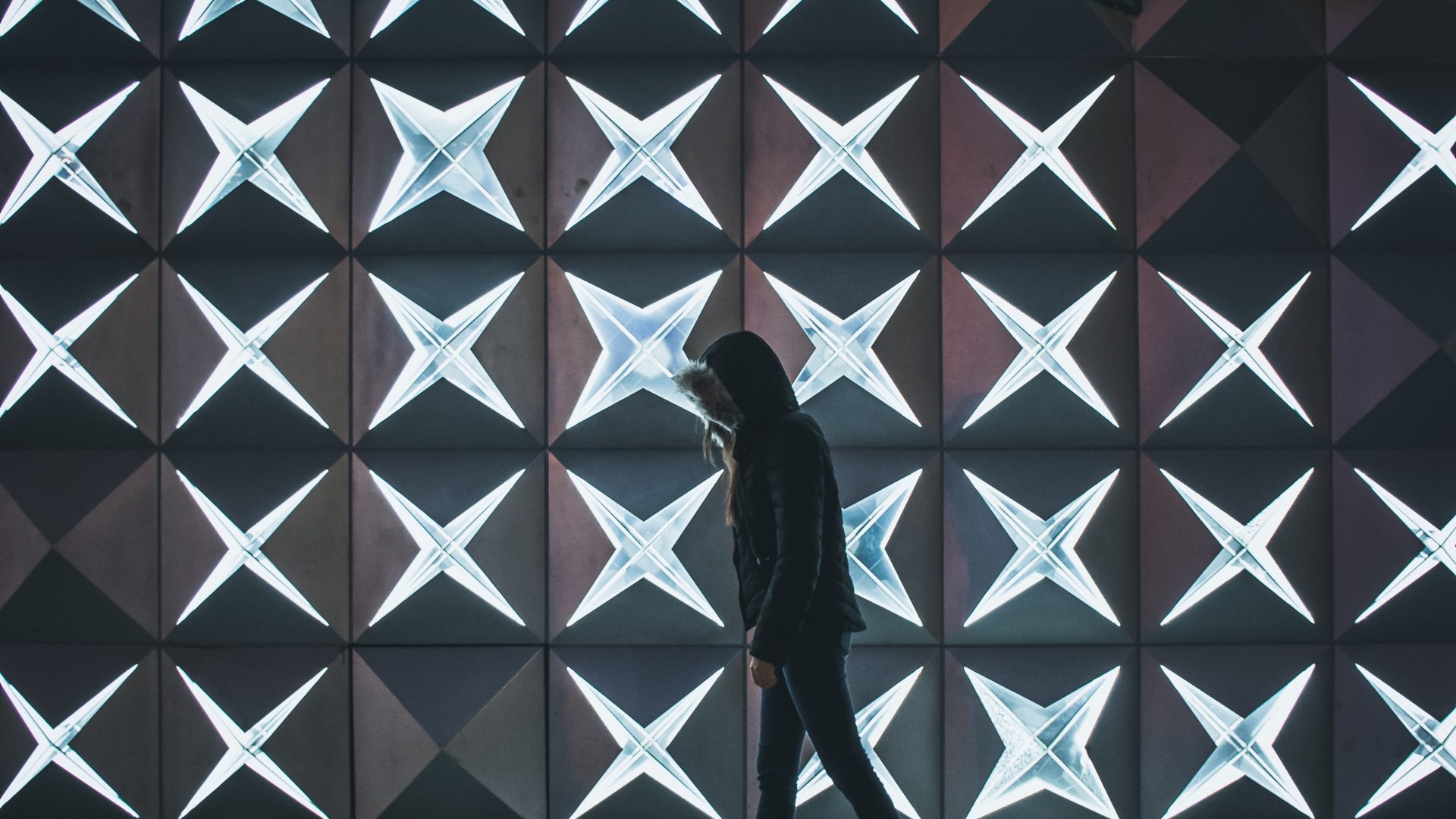 L'homme en Veste Noire Debout Sur un Plancher en Bois Marron. Wallpaper in 1920x1080 Resolution