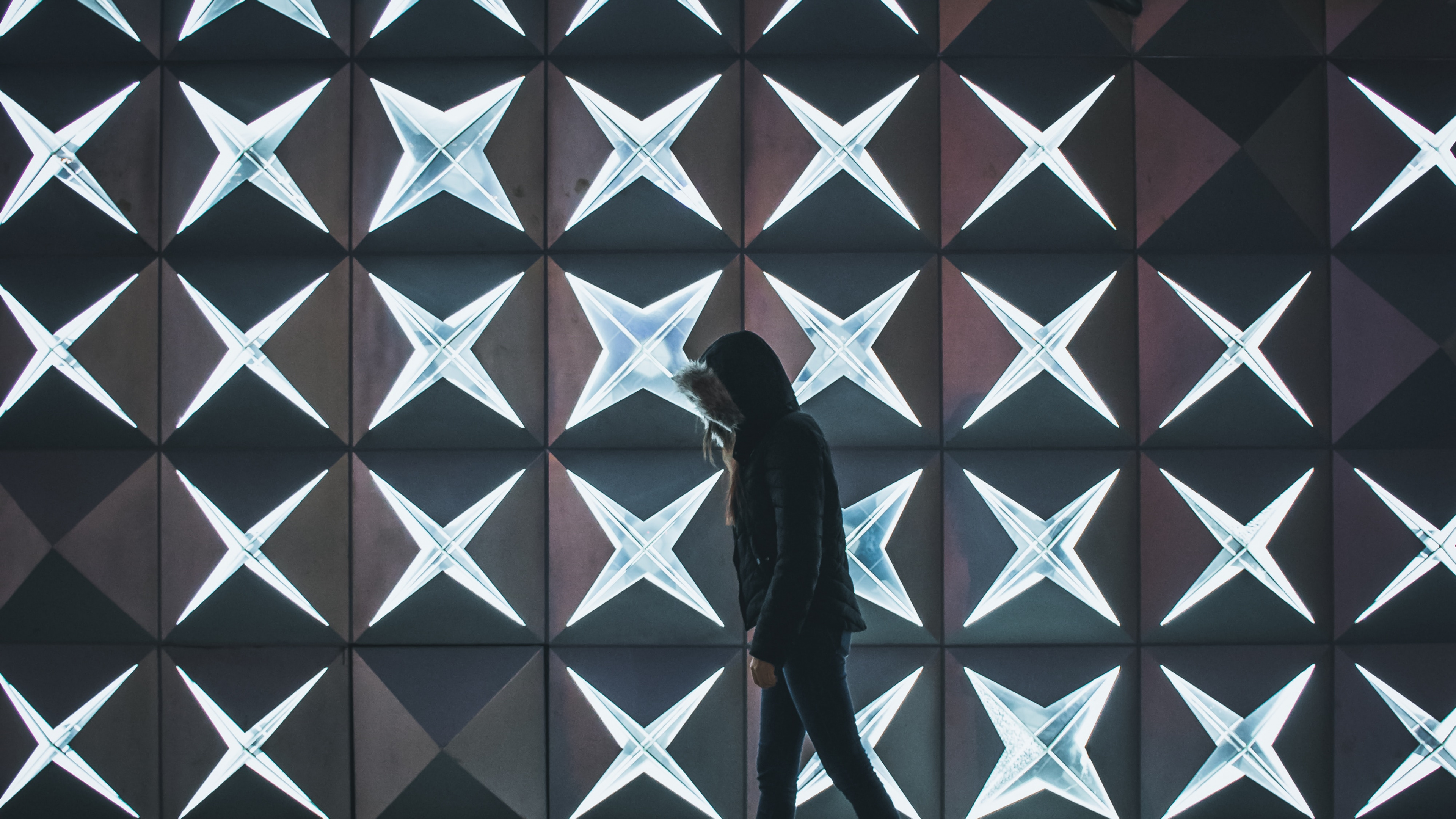 L'homme en Veste Noire Debout Sur un Plancher en Bois Marron. Wallpaper in 3840x2160 Resolution