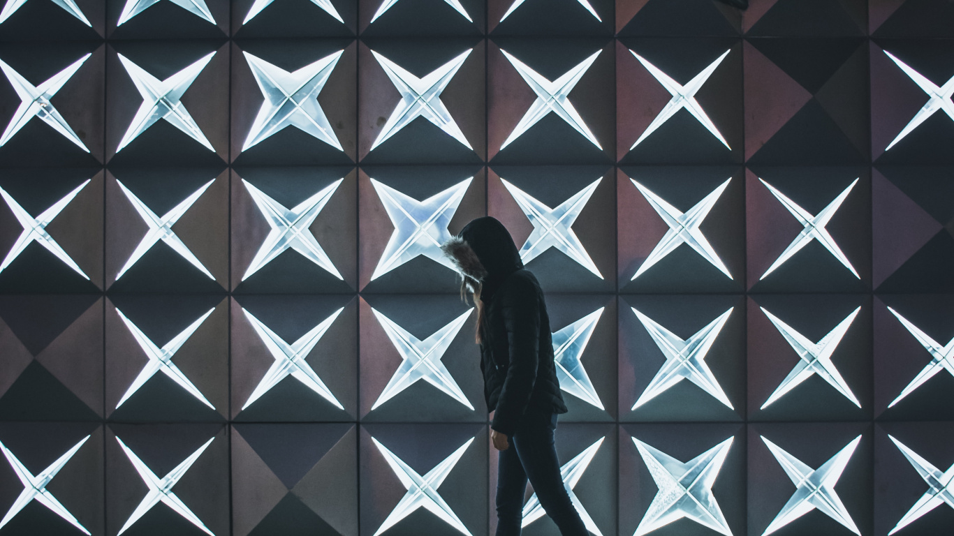 Mann in Schwarzer Jacke Steht Auf Braunem Holzboden. Wallpaper in 1366x768 Resolution