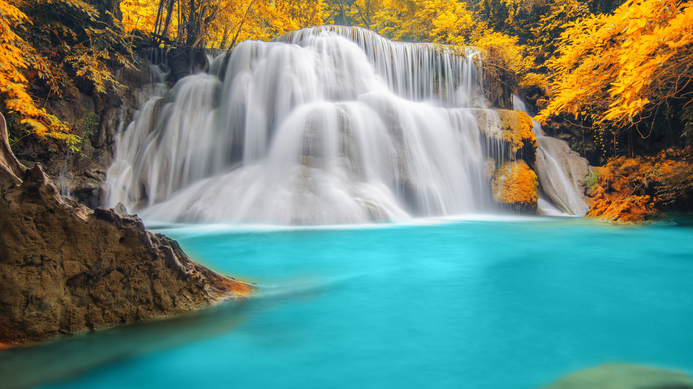 L'eau Tombe Sur la Roche Brune. Wallpaper in 1366x768 Resolution