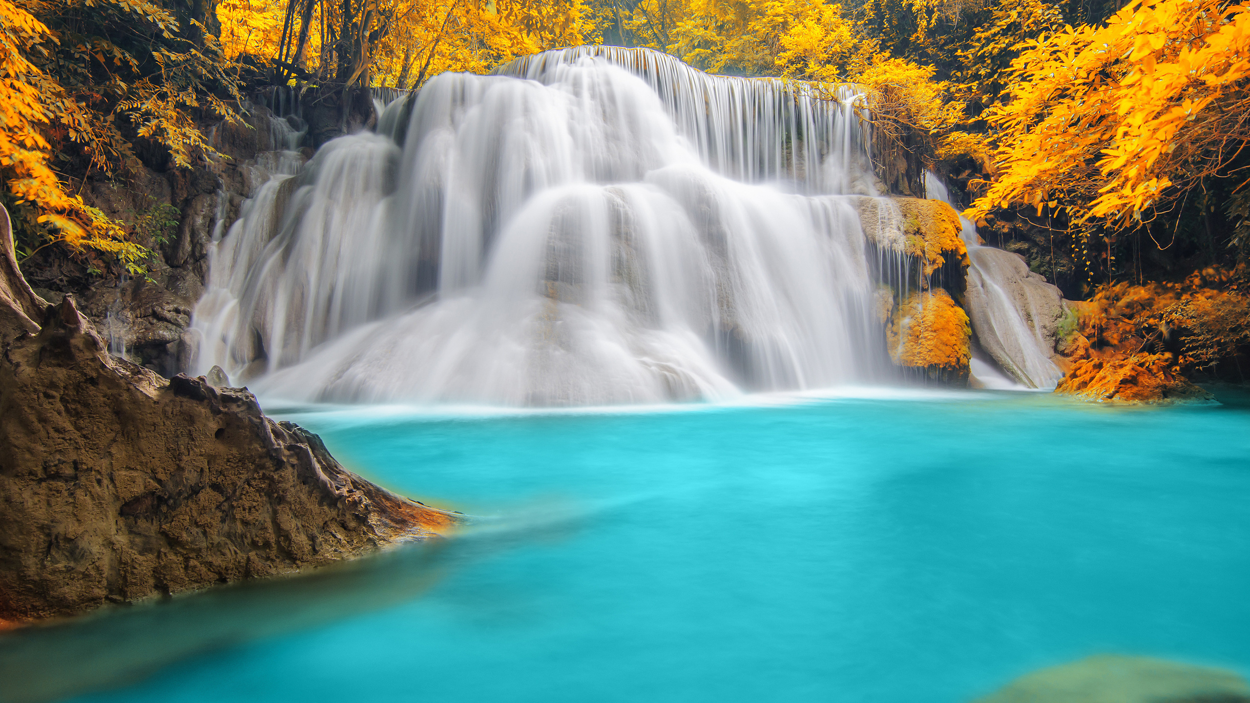 Water Falls on Brown Rock. Wallpaper in 2560x1440 Resolution