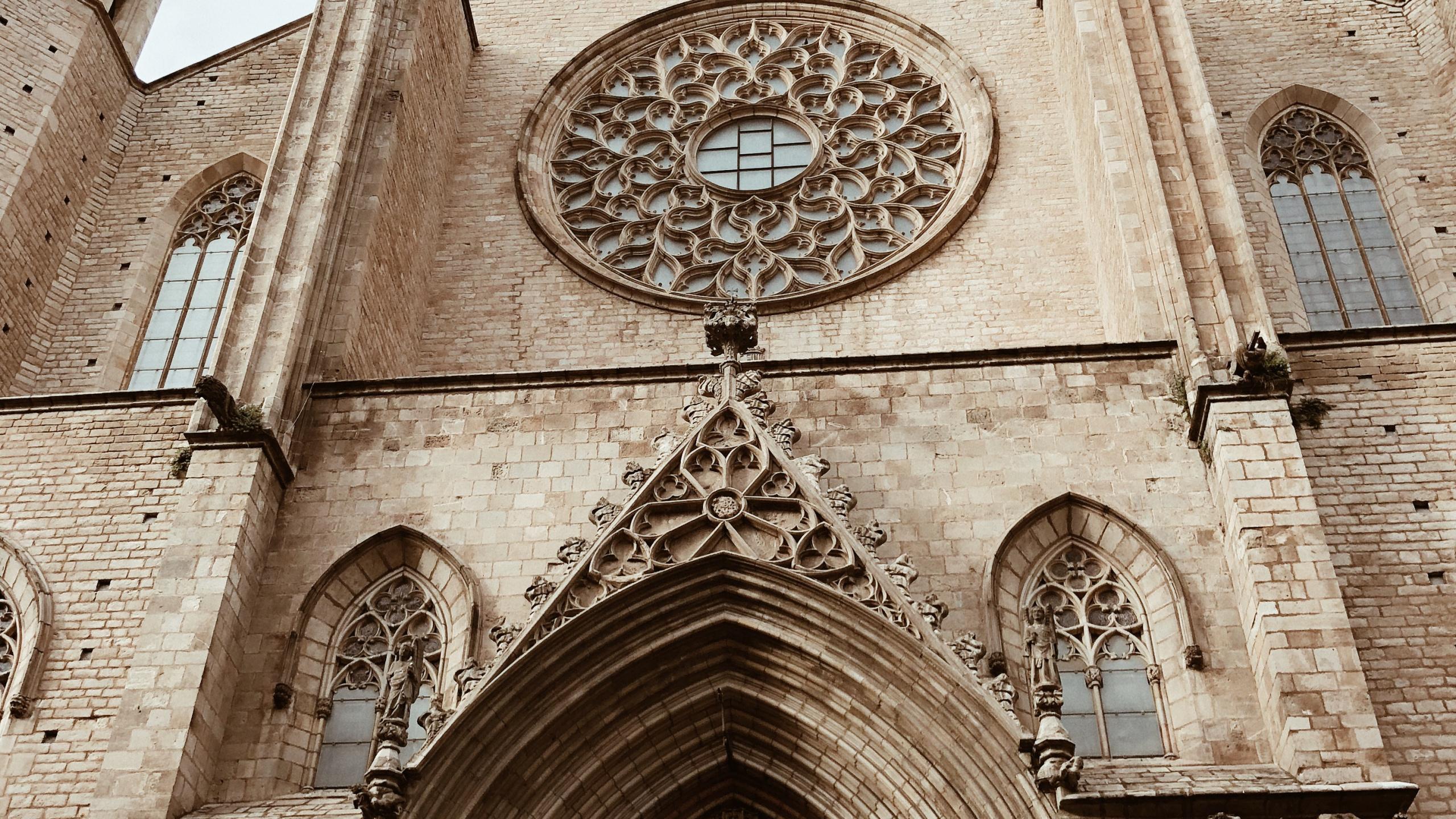 Download 2560x1440 Wallpaper Santa Maria Del Mar, Middle Ages, Basilica of Santa Maria Del Mar, Medieval Architecture, Architecture Santa Maria Del Mar, Middle Ages, Basilica of Santa Maria Del Mar, Medieval Architecture, Architecture. Wallpaper in 2560x1440 Resolution