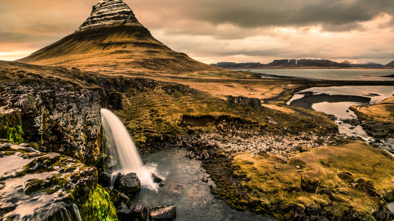 Wasserfälle in Der Nähe Des Braunen Berges Unter Weißen Wolken Tagsüber. Wallpaper in 1280x720 Resolution