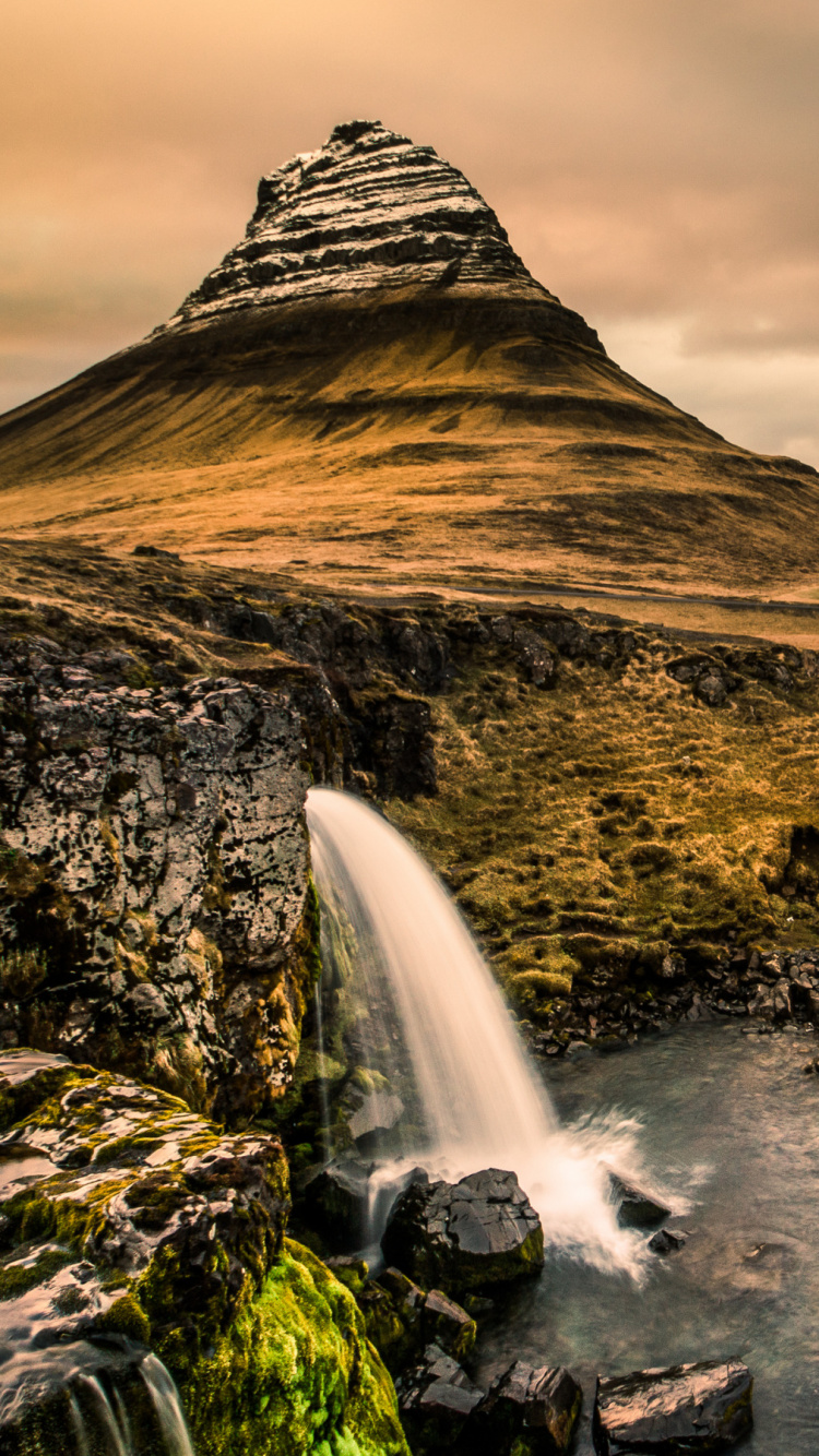 Wasserfälle in Der Nähe Des Braunen Berges Unter Weißen Wolken Tagsüber. Wallpaper in 750x1334 Resolution