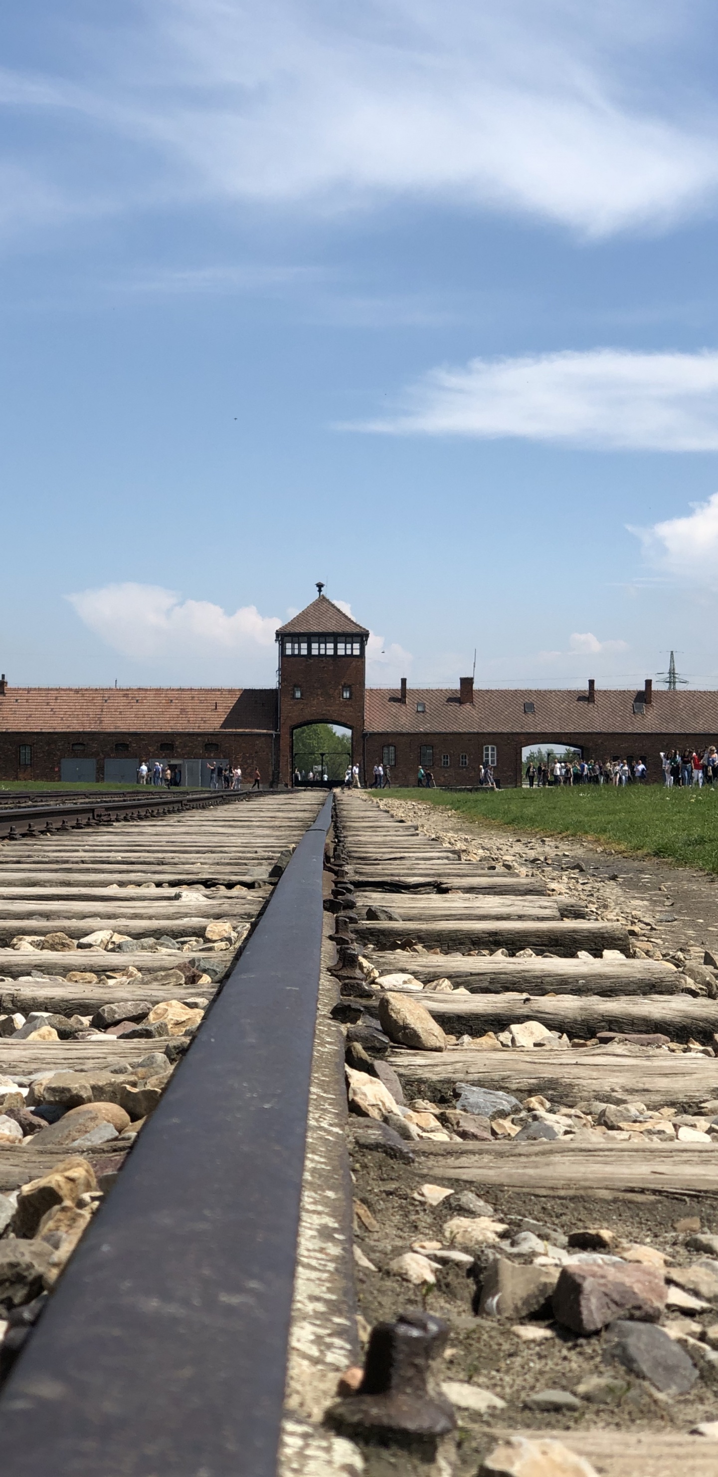 Auschwitz, Dach, Boden, Cumulus, Schutt. Wallpaper in 1440x2960 Resolution