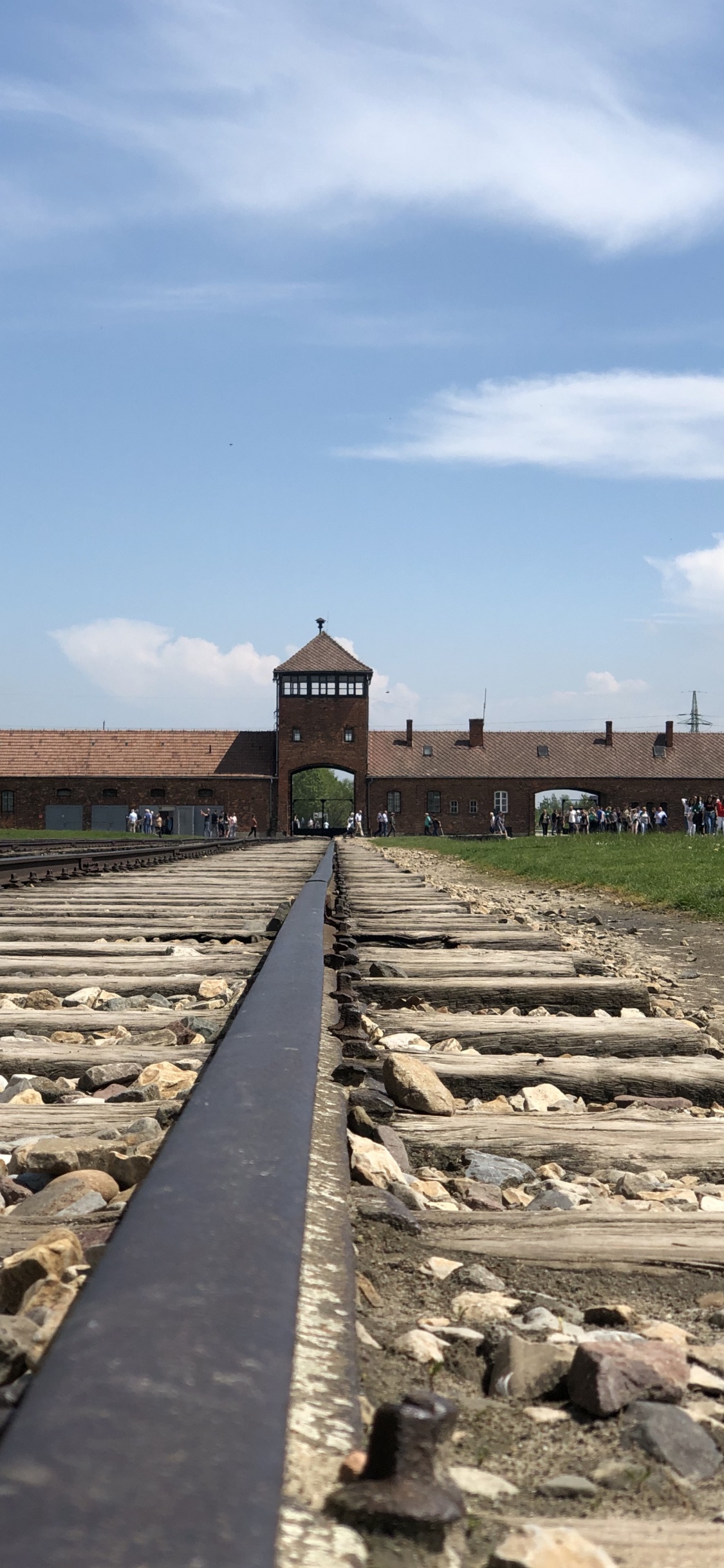 Auschwitz, Techo, Suelo, Cumulus, Escombros. Wallpaper in 1125x2436 Resolution