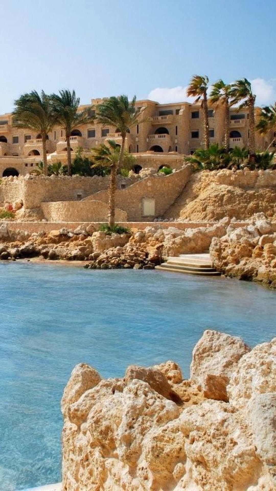 Bâtiment en Béton Brun Près D'un Plan D'eau Pendant la Journée. Wallpaper in 1080x1920 Resolution