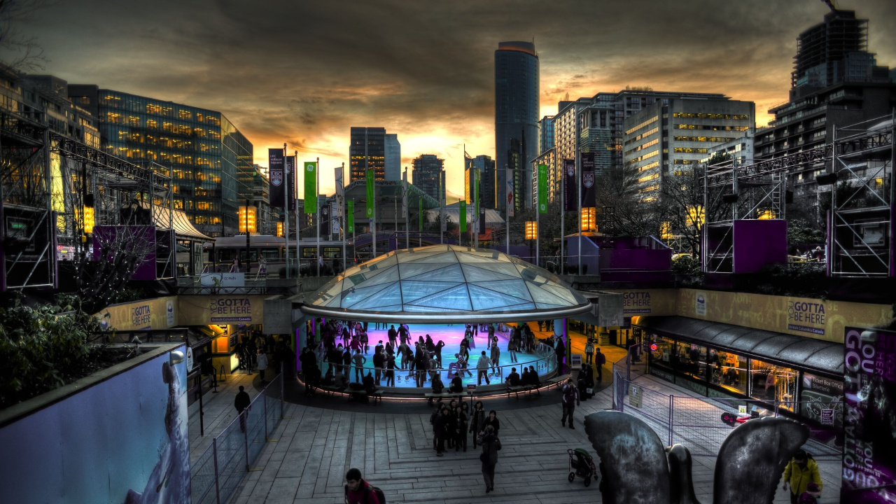 Gente Caminando en el Parque Cerca de Edificios de Gran Altura Durante la Noche. Wallpaper in 1280x720 Resolution