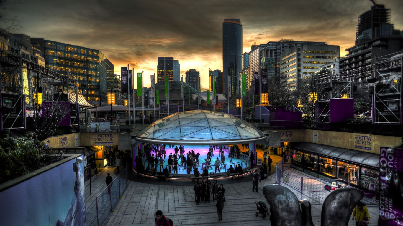 Personnes Marchant Sur le Parc Près Des Immeubles de Grande Hauteur Pendant la Nuit. Wallpaper in 1366x768 Resolution