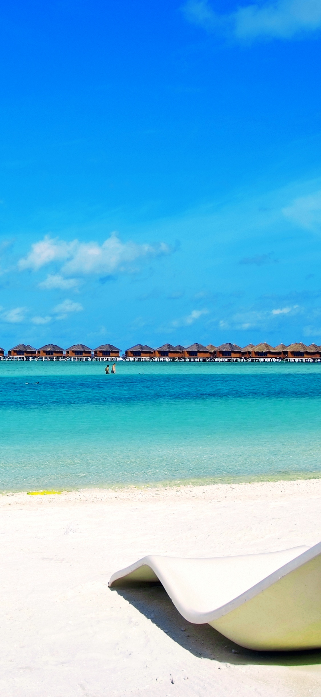 White and Blue Beach Chair on White Sand Near Body of Water During Daytime. Wallpaper in 1125x2436 Resolution