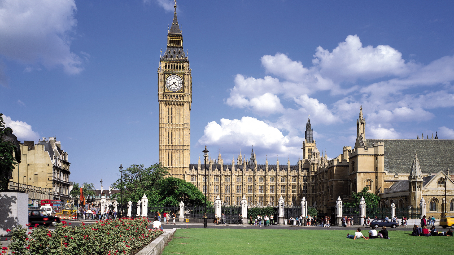 La Gente Caminando Sobre el Campo de Hierba Verde Cerca Del Edificio de Hormigón Marrón Durante el Día. Wallpaper in 1920x1080 Resolution