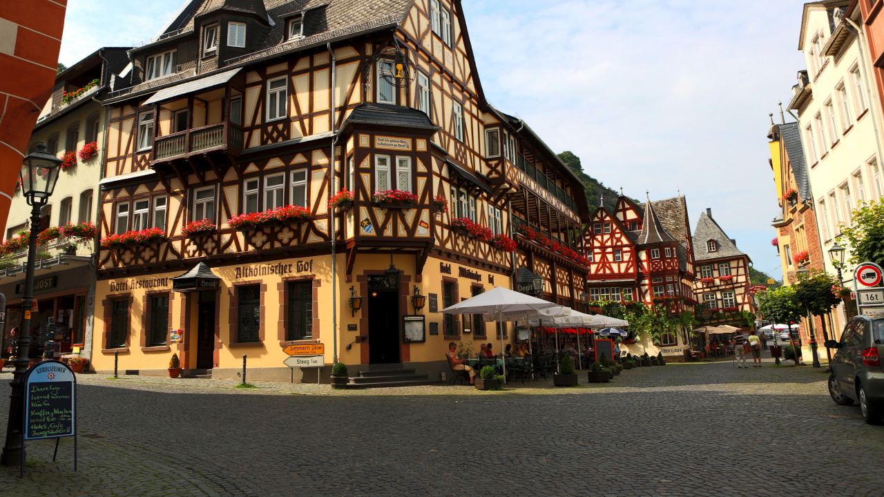 Braunes Und Weißes Betongebäude in Der Nähe Eines Gewässers Tagsüber. Wallpaper in 1280x720 Resolution