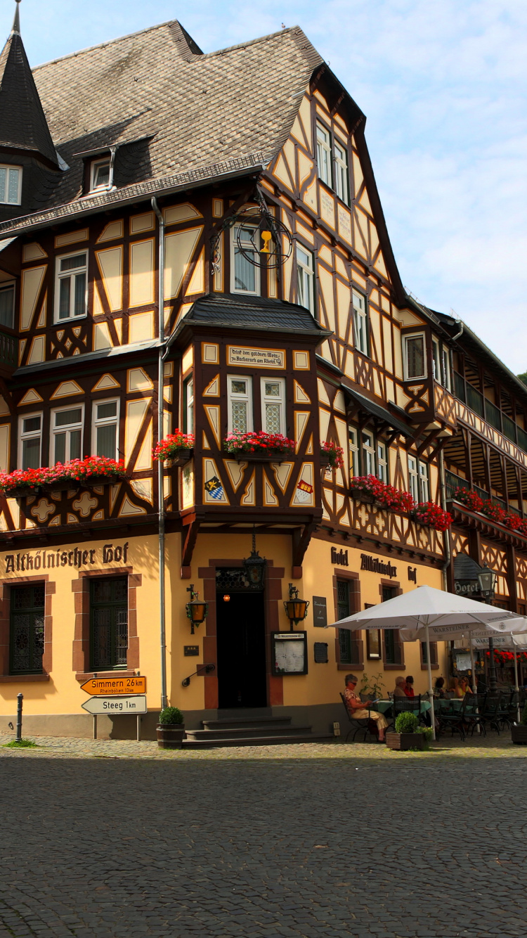 Braunes Und Weißes Betongebäude in Der Nähe Eines Gewässers Tagsüber. Wallpaper in 750x1334 Resolution