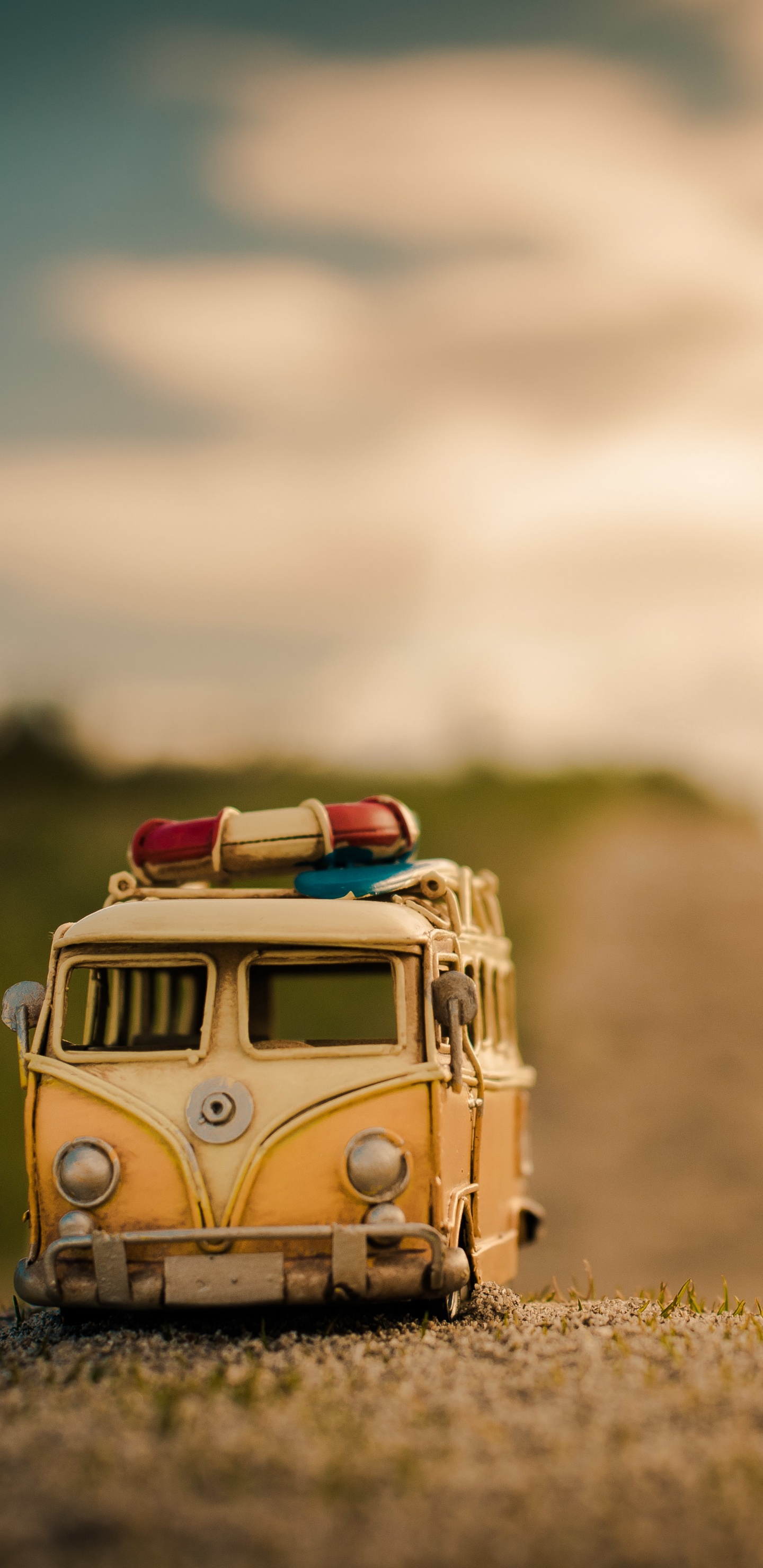 Brown and White Volkswagen T-2 Van on Brown Field During Daytime. Wallpaper in 1440x2960 Resolution