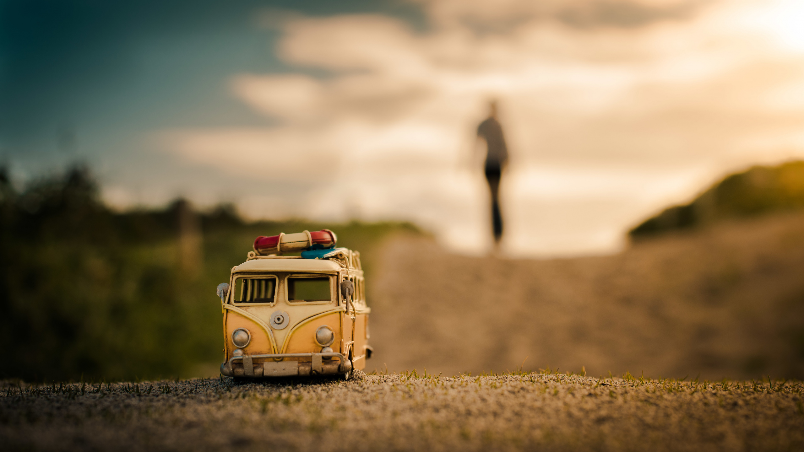 Brown and White Volkswagen T-2 Van on Brown Field During Daytime. Wallpaper in 2560x1440 Resolution