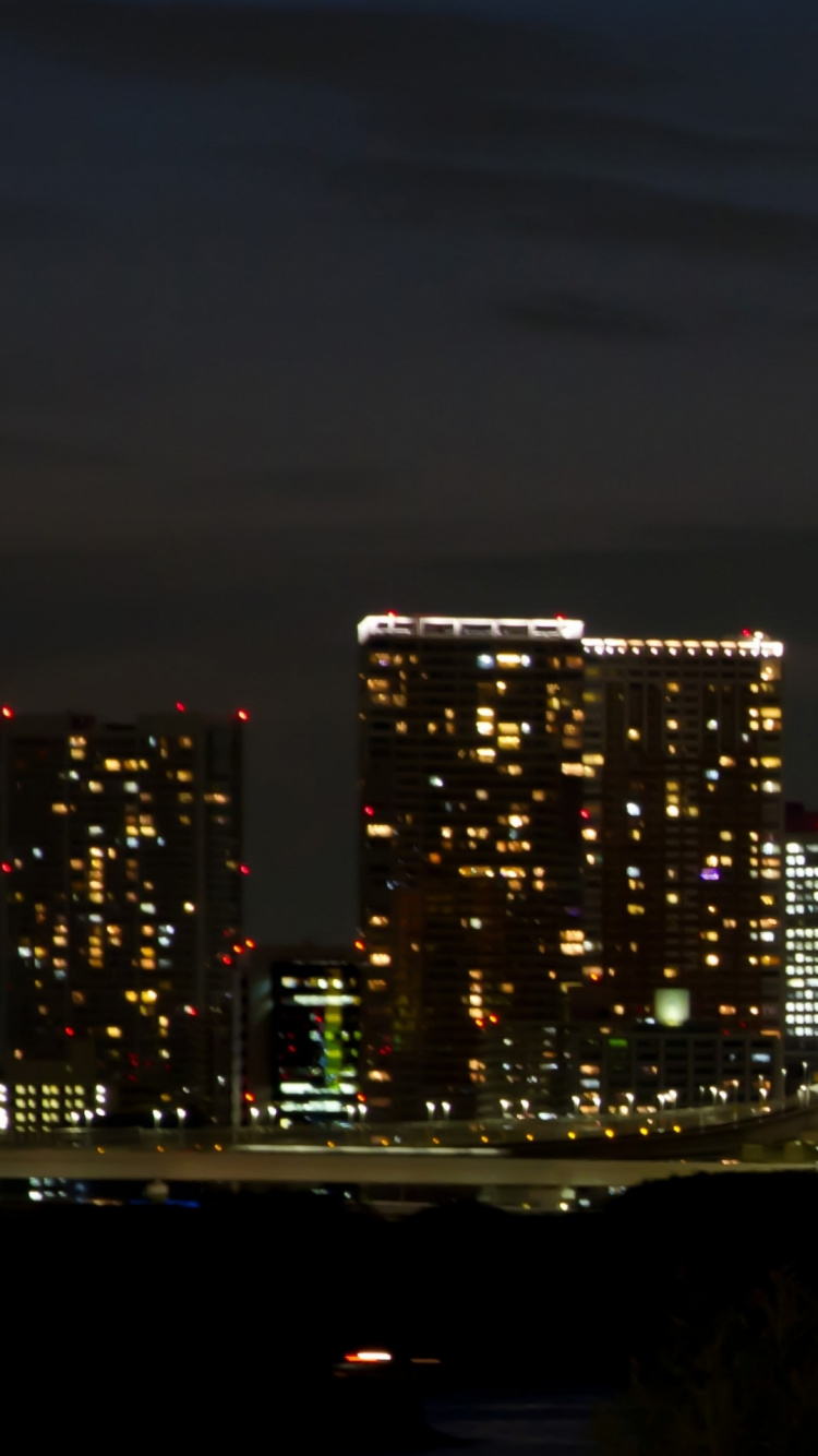 Pont Illuminé Pendant la Nuit. Wallpaper in 750x1334 Resolution