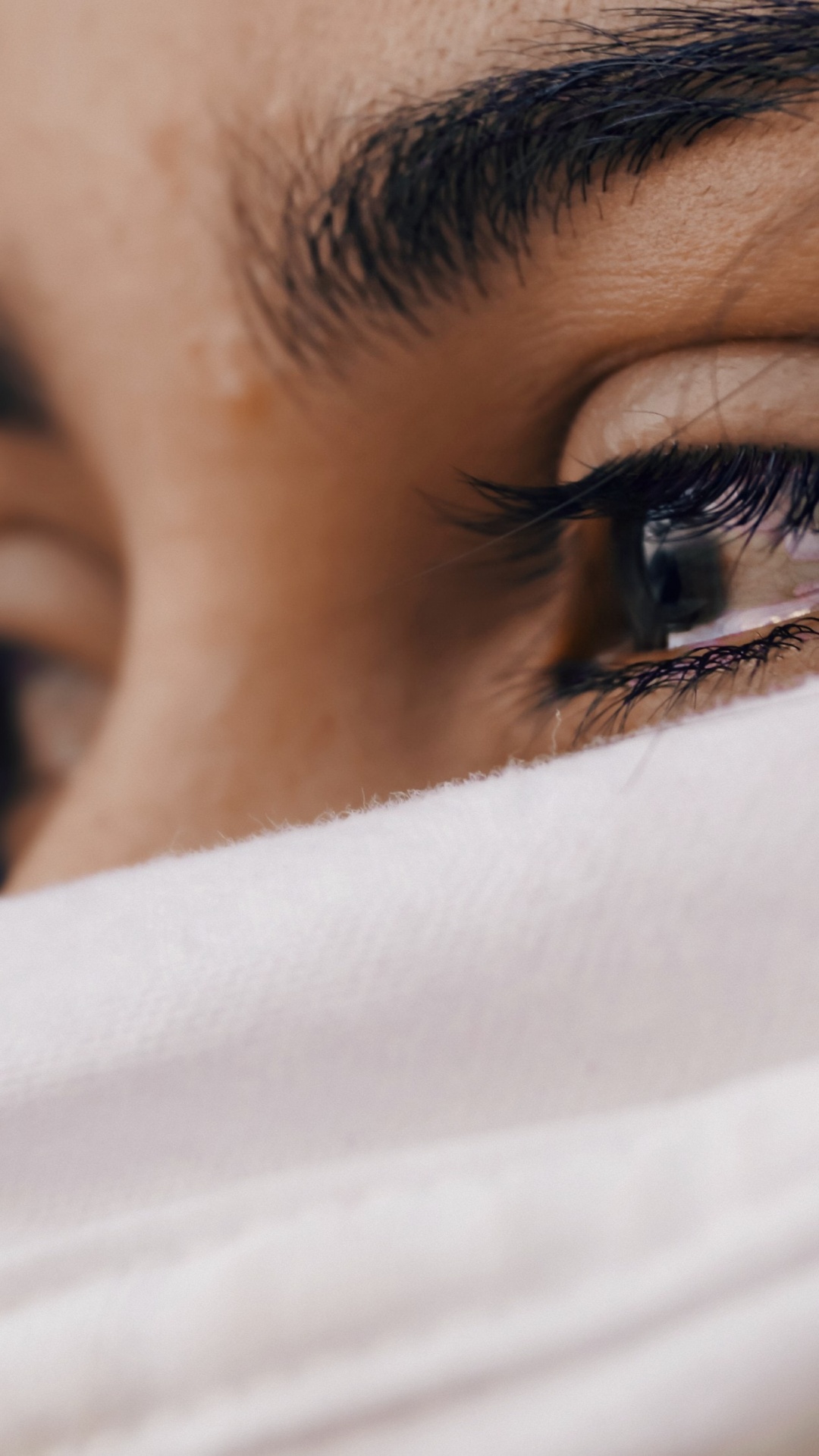 Femme Couvrant Son Visage Avec du Textile Blanc. Wallpaper in 1080x1920 Resolution