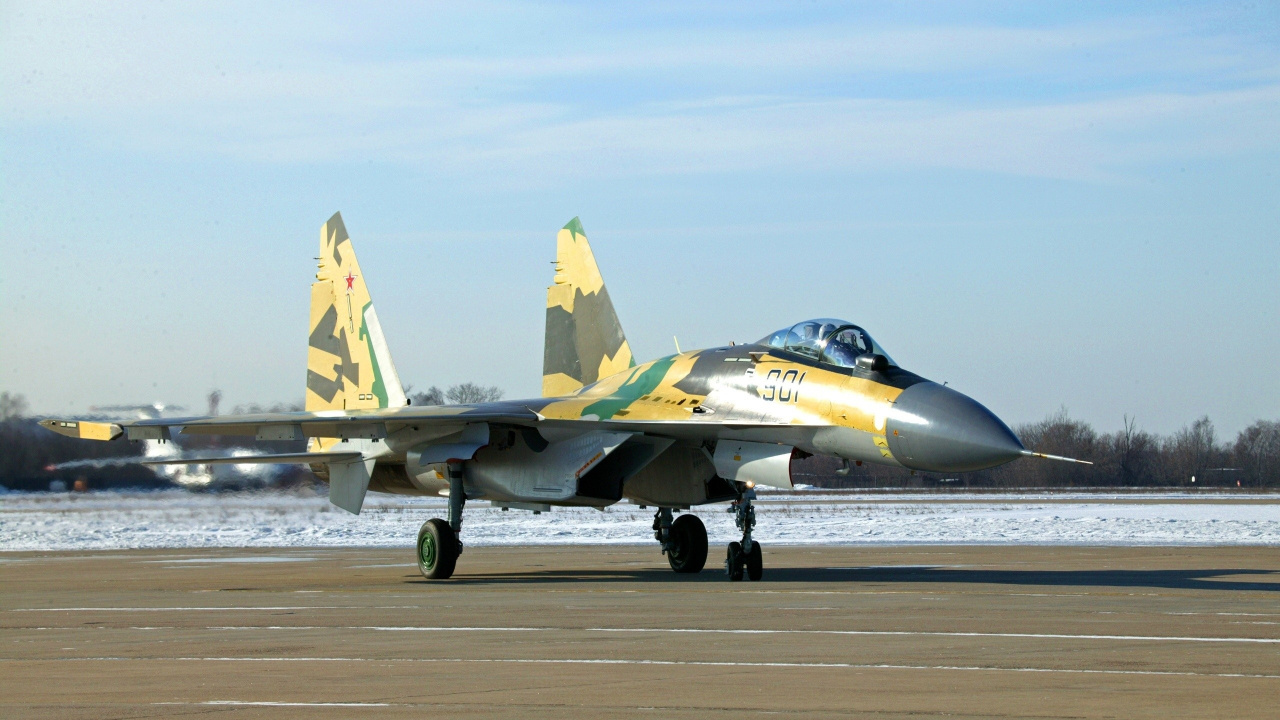 Deux Avions de Chasse Sur le Terrain Pendant la Journée. Wallpaper in 1280x720 Resolution