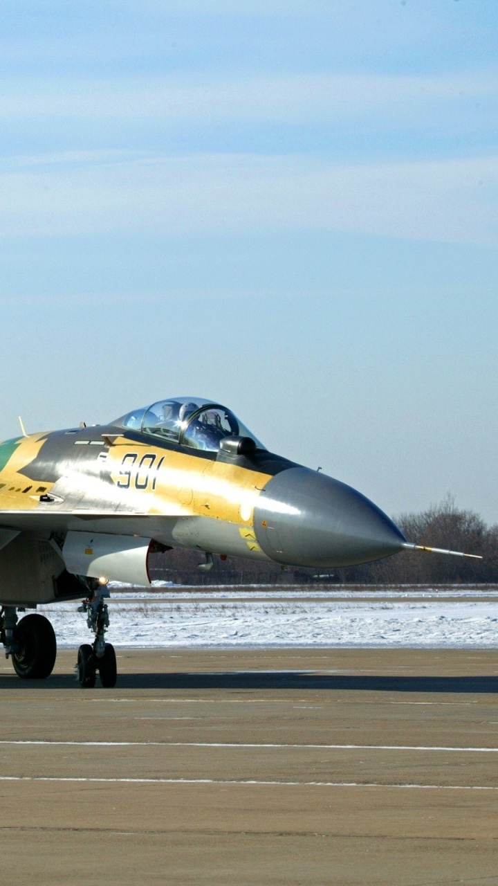 Deux Avions de Chasse Sur le Terrain Pendant la Journée. Wallpaper in 720x1280 Resolution