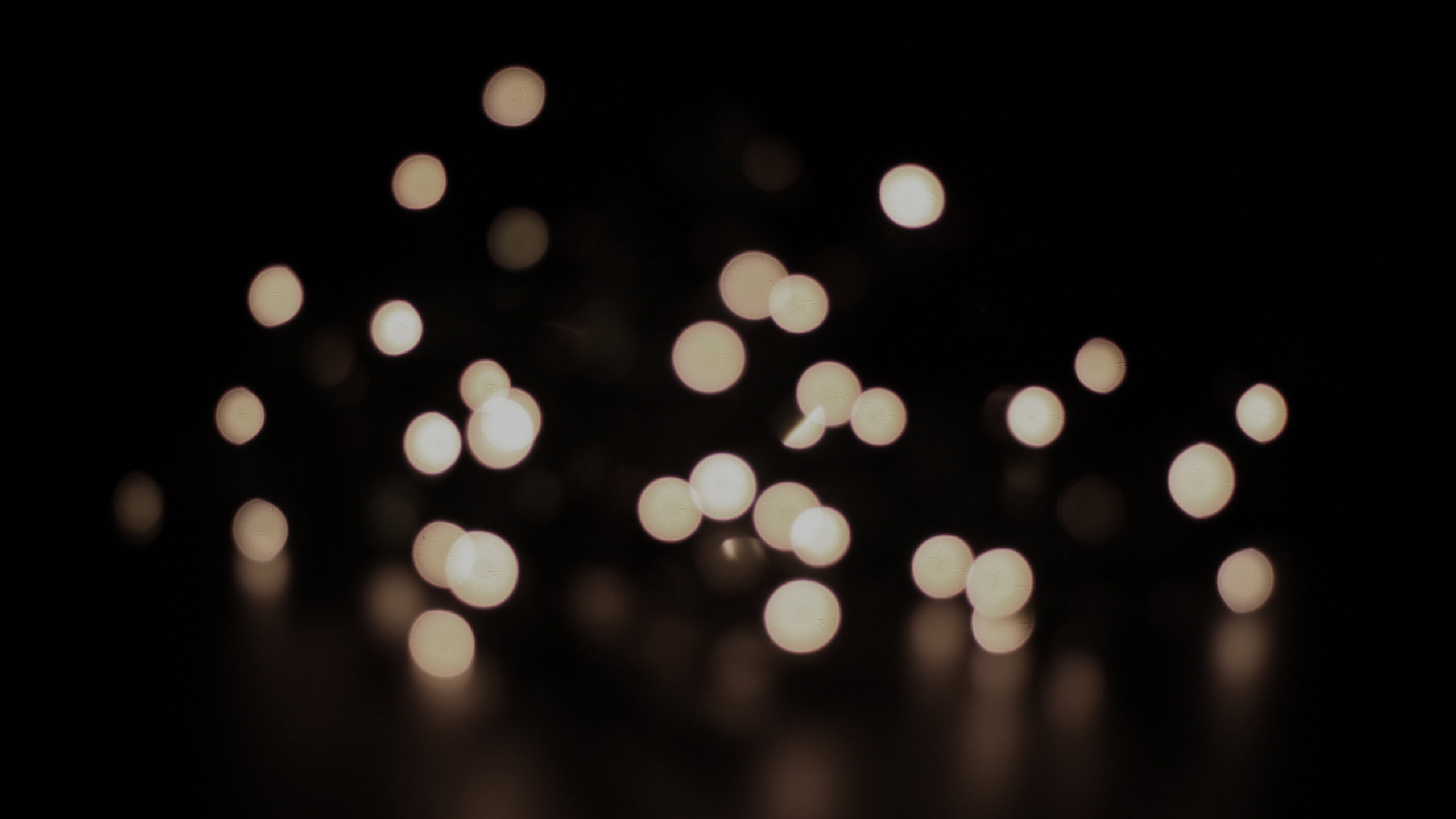 Luces Bokeh Blancas y Amarillas. Wallpaper in 2560x1440 Resolution