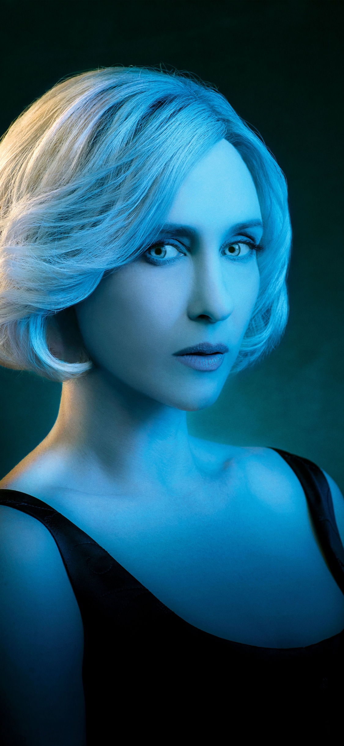 Frau im Schwarzen Tanktop. Wallpaper in 1125x2436 Resolution