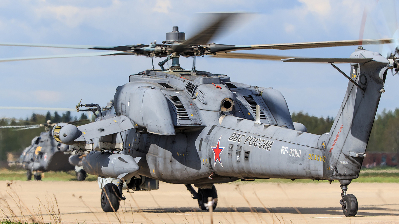 Avión de Combate Gris en Campo Marrón Durante el Día. Wallpaper in 1366x768 Resolution