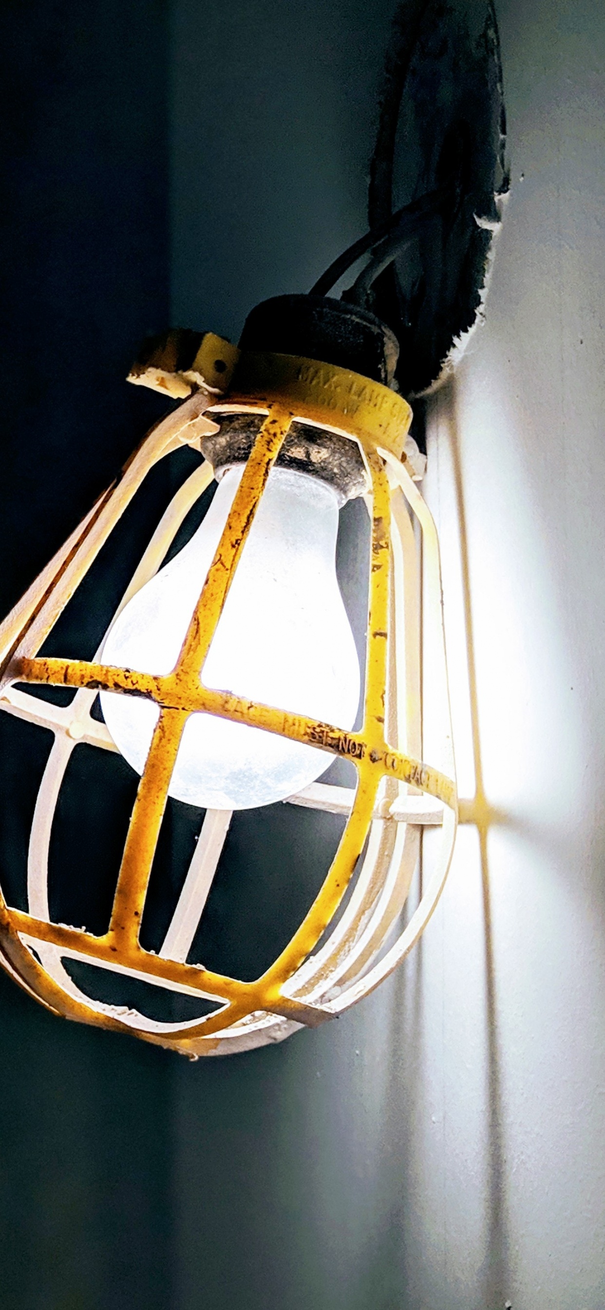 Braune Und Schwarze Pendelleuchte. Wallpaper in 1242x2688 Resolution