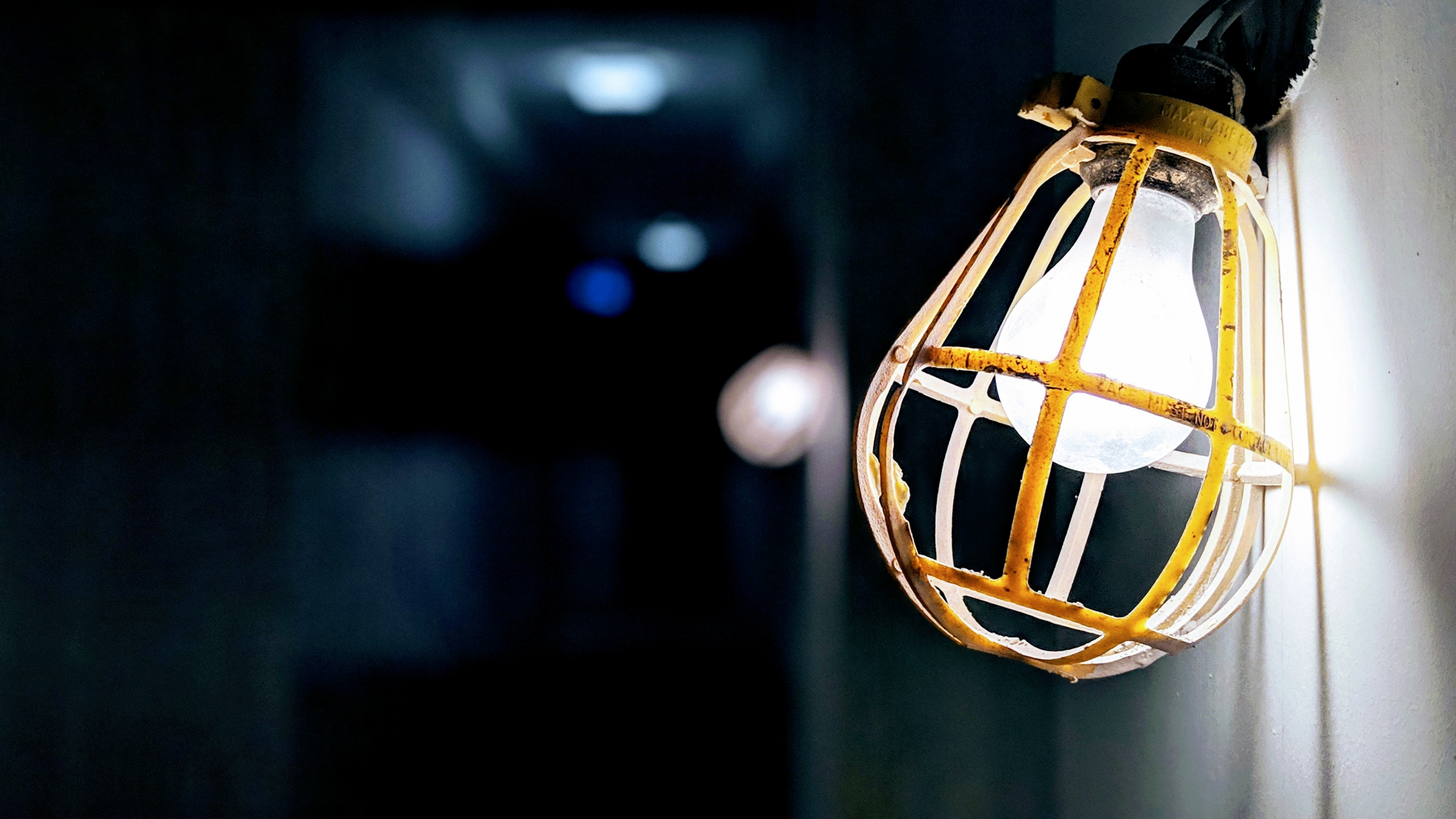 Braune Und Schwarze Pendelleuchte. Wallpaper in 3840x2160 Resolution