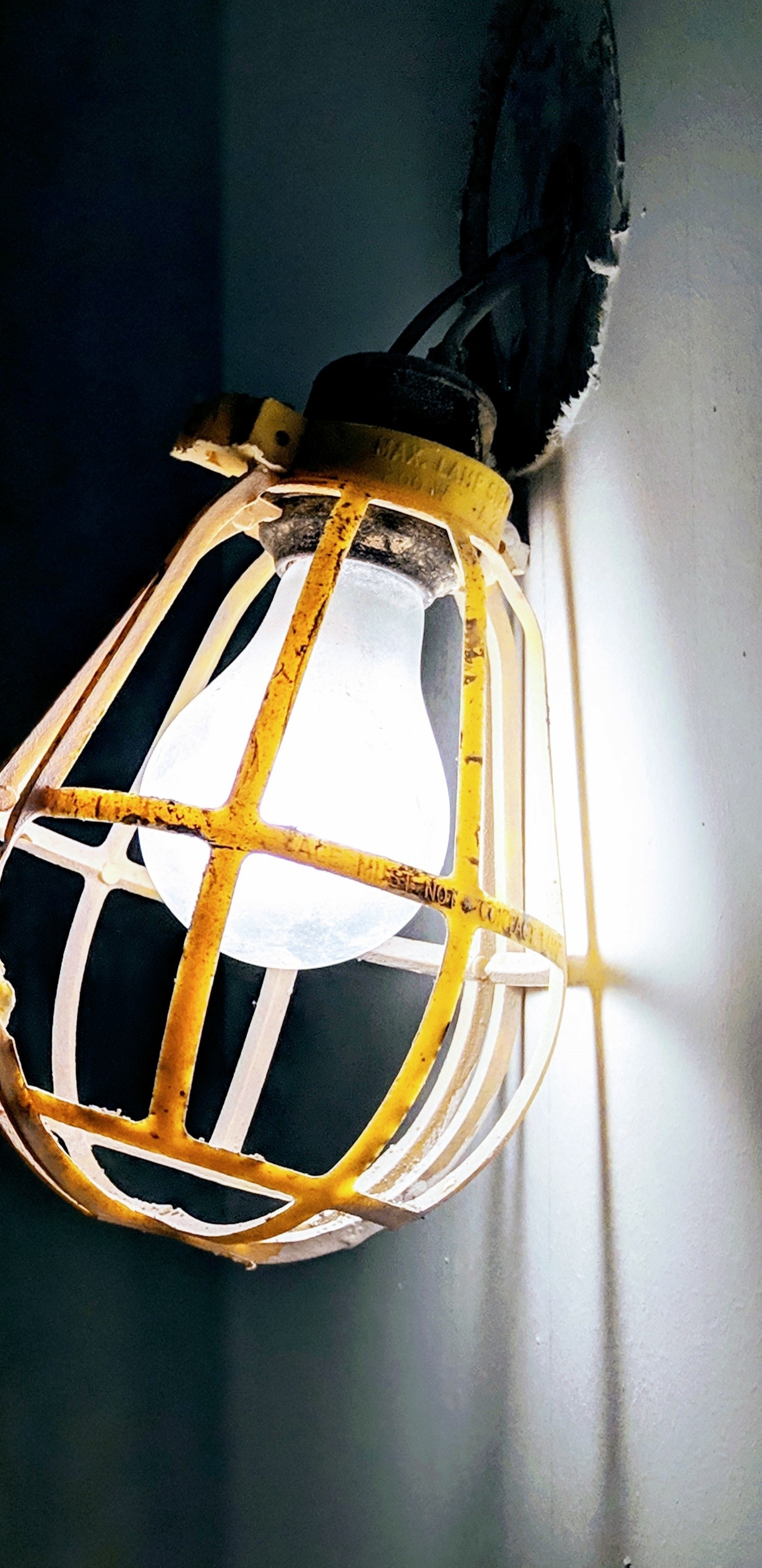 Lámpara Colgante Marrón y Negra. Wallpaper in 1440x2960 Resolution