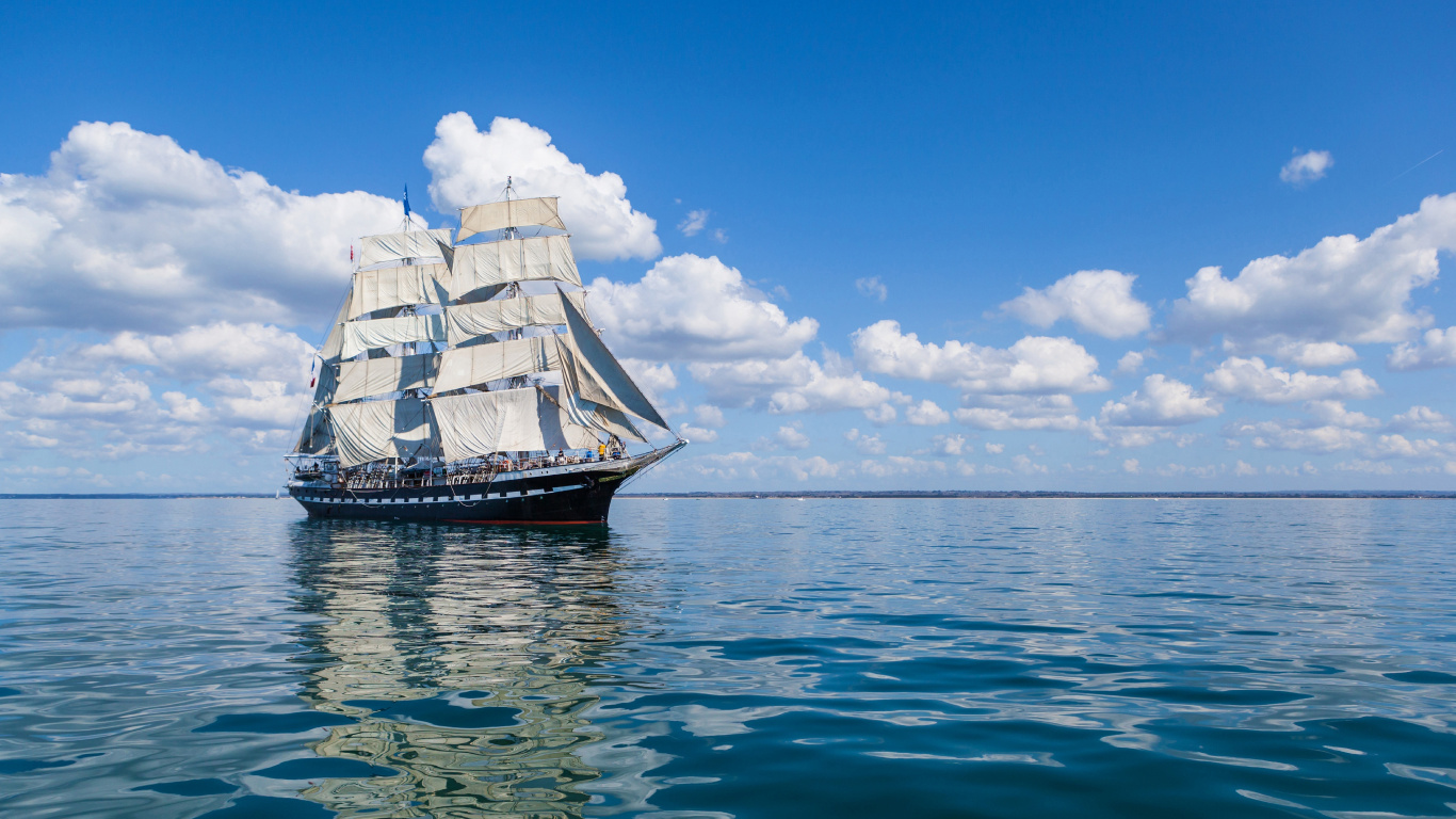 Braunes Und Weißes Segelboot Auf See Unter Blauem Himmel Tagsüber. Wallpaper in 1366x768 Resolution