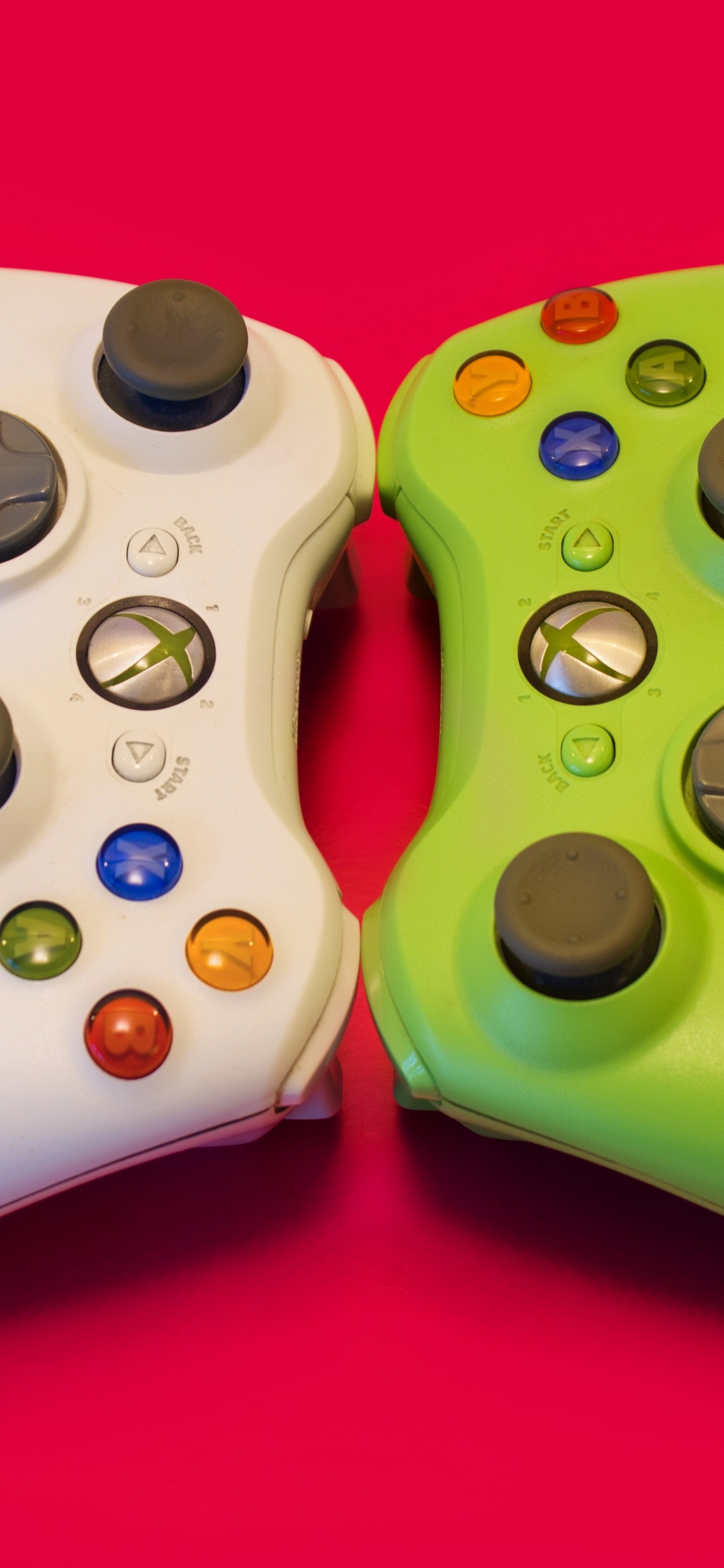 Grün-weißer Xbox One-Gamecontroller. Wallpaper in 1125x2436 Resolution