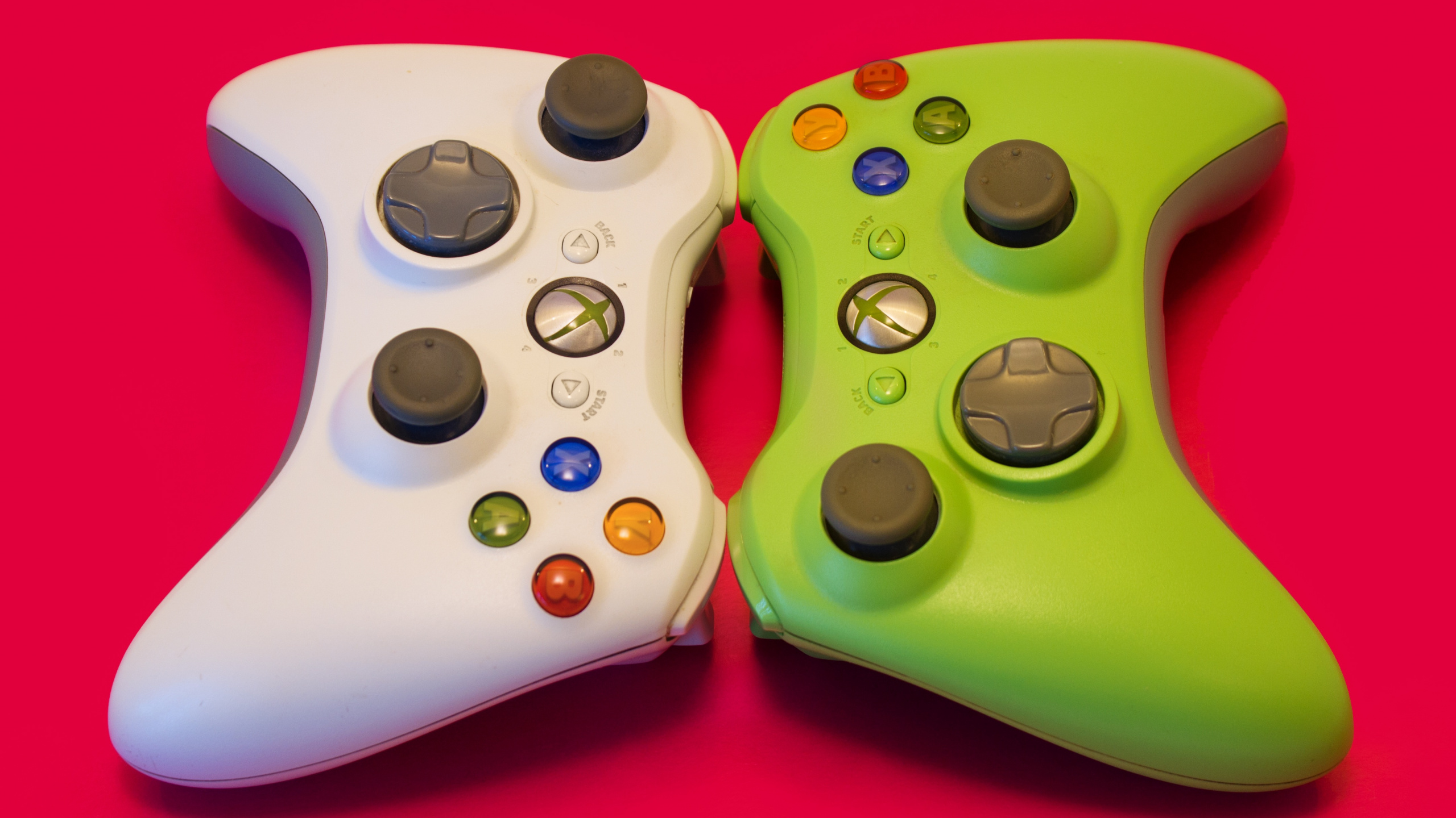 Grün-weißer Xbox One-Gamecontroller. Wallpaper in 2560x1440 Resolution