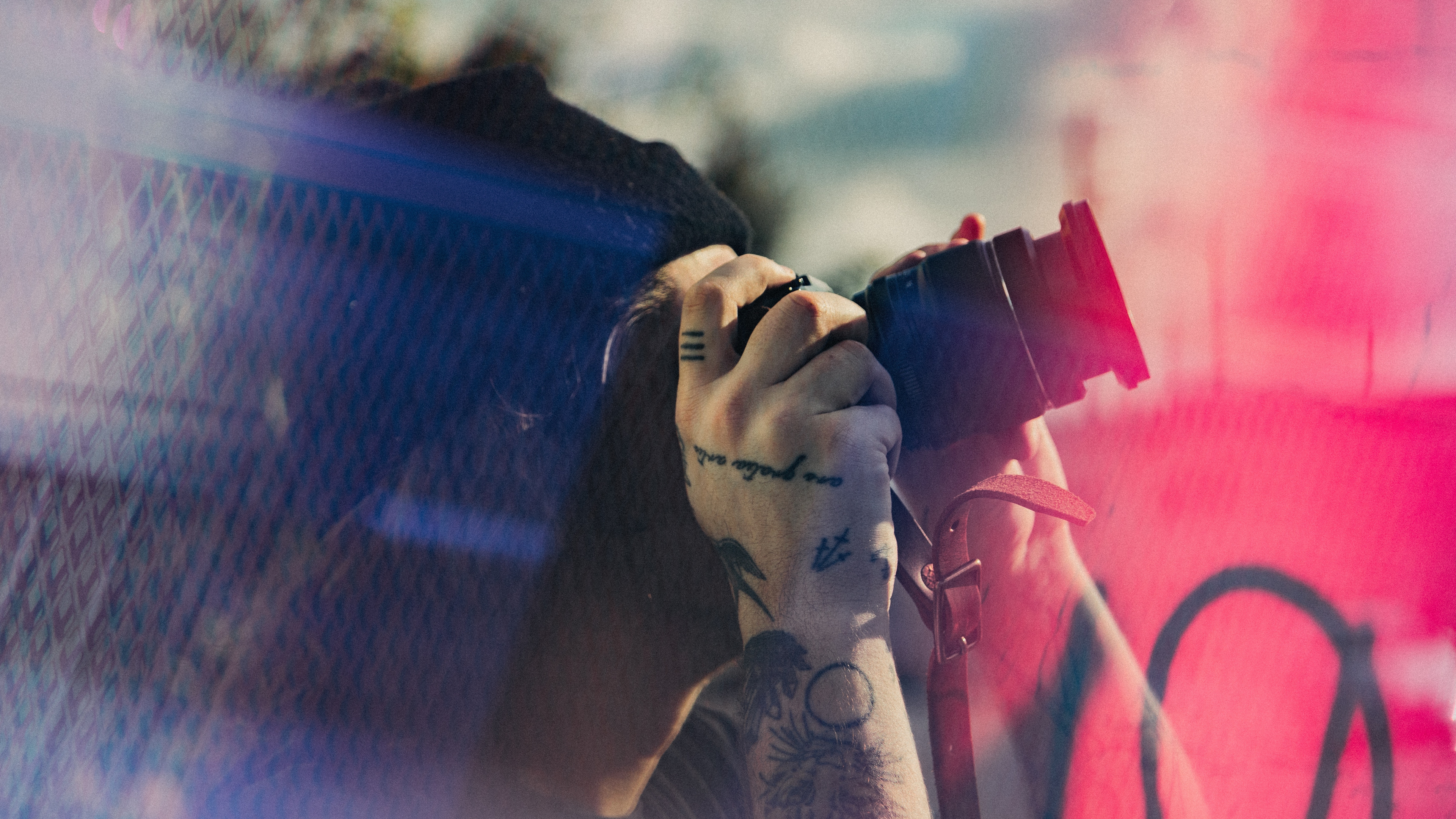 Femme en Débardeur Noir Couvrant Son Visage Avec Une Feuille D'érable Rouge. Wallpaper in 3840x2160 Resolution
