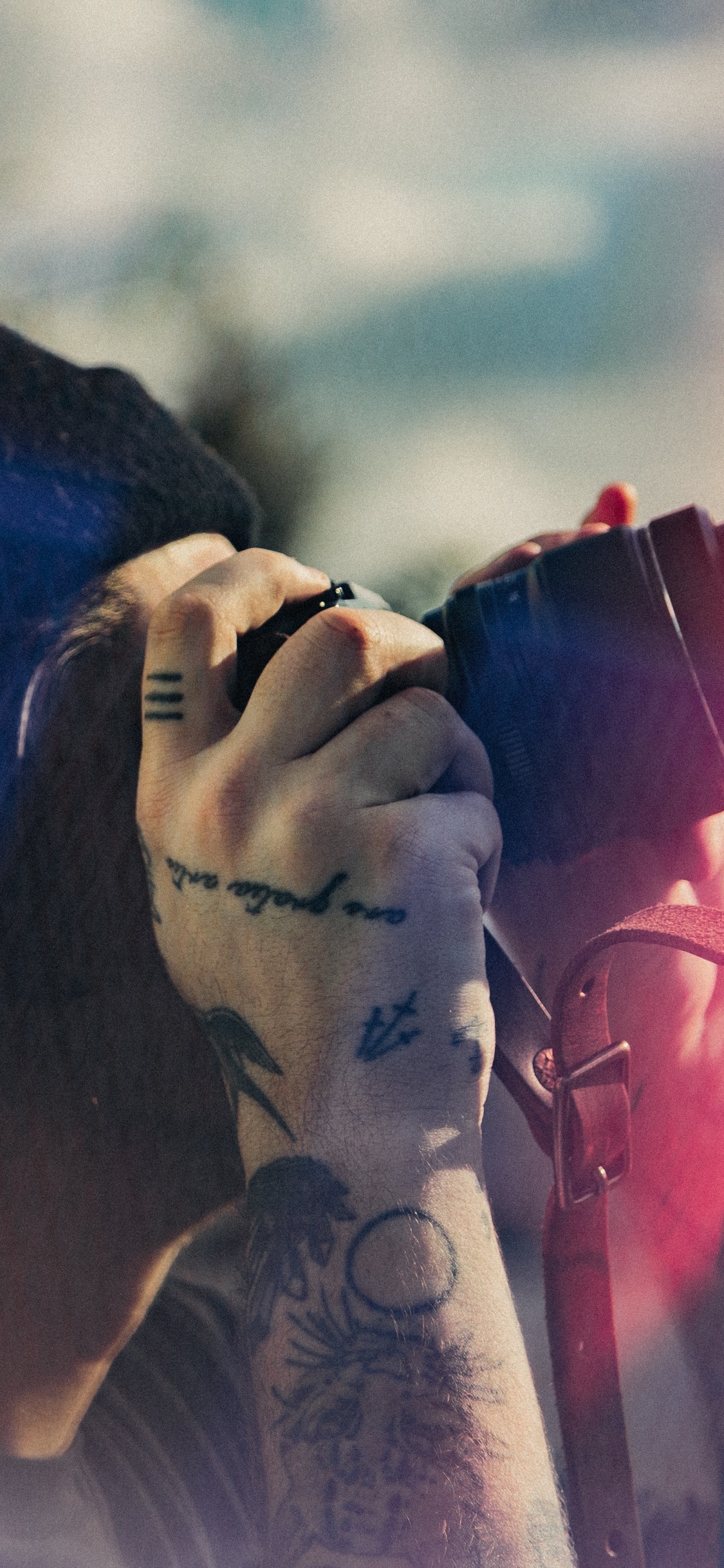 Frau im Schwarzen Trägershirt Bedeckt Ihr Gesicht Mit Rotem Ahornblatt. Wallpaper in 1125x2436 Resolution