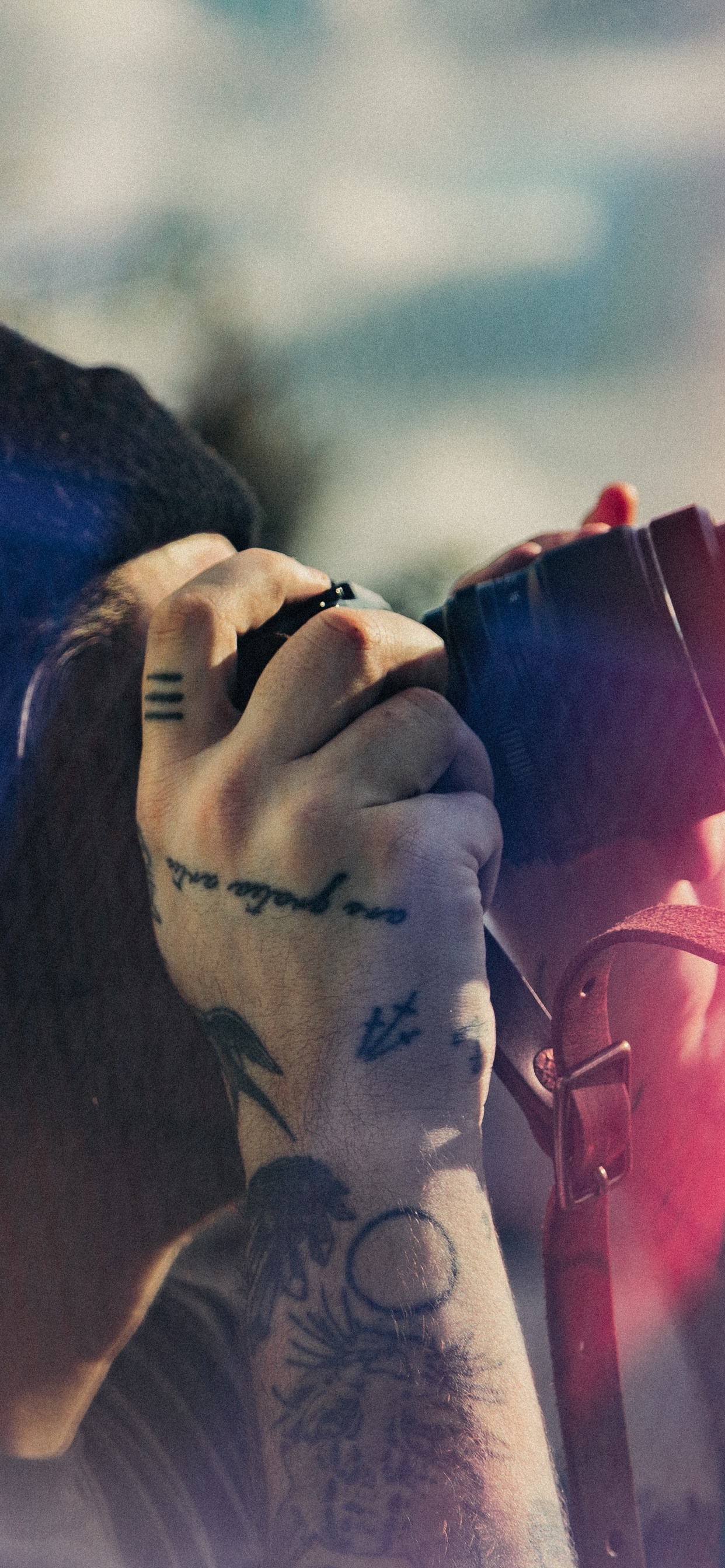 Frau im Schwarzen Trägershirt Bedeckt Ihr Gesicht Mit Rotem Ahornblatt. Wallpaper in 1242x2688 Resolution