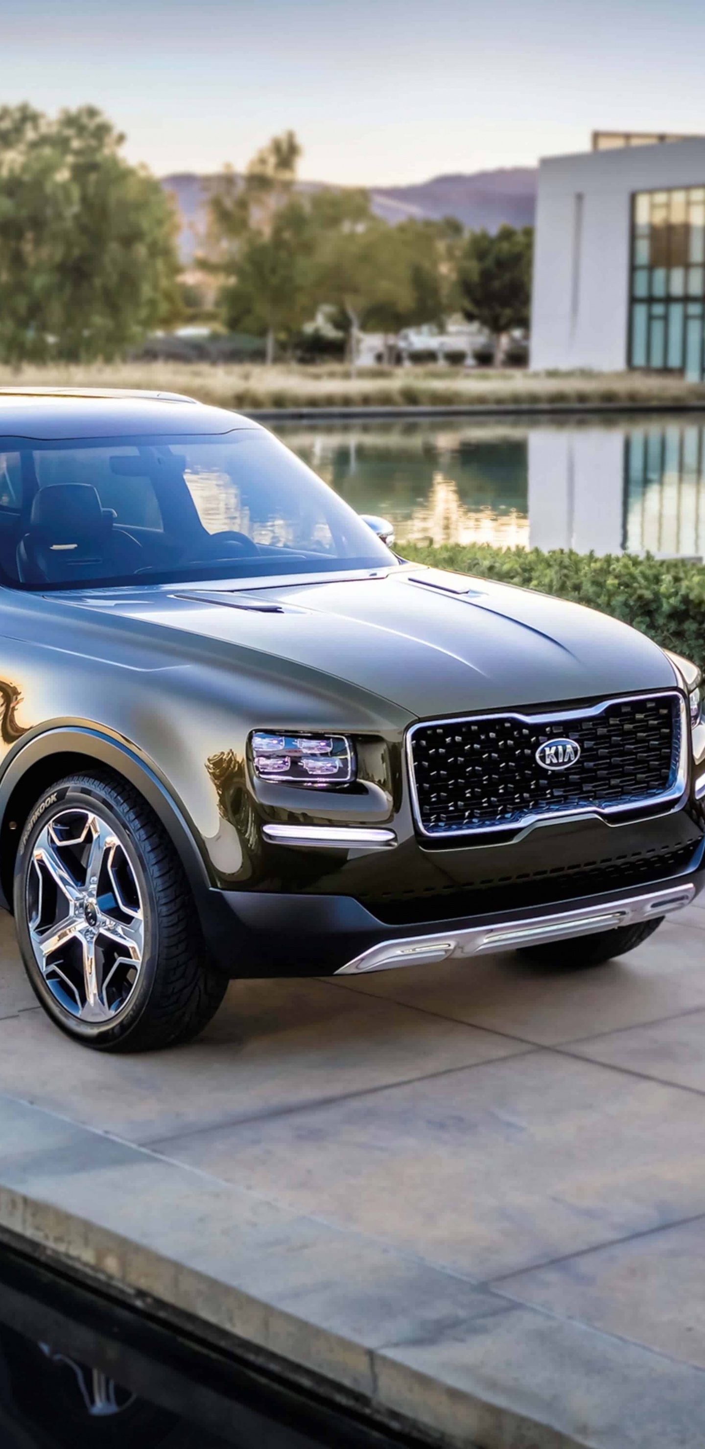 Berline Mercedes Benz Noire Sur la Chaussée en Béton Gris Pendant la Journée. Wallpaper in 1440x2960 Resolution