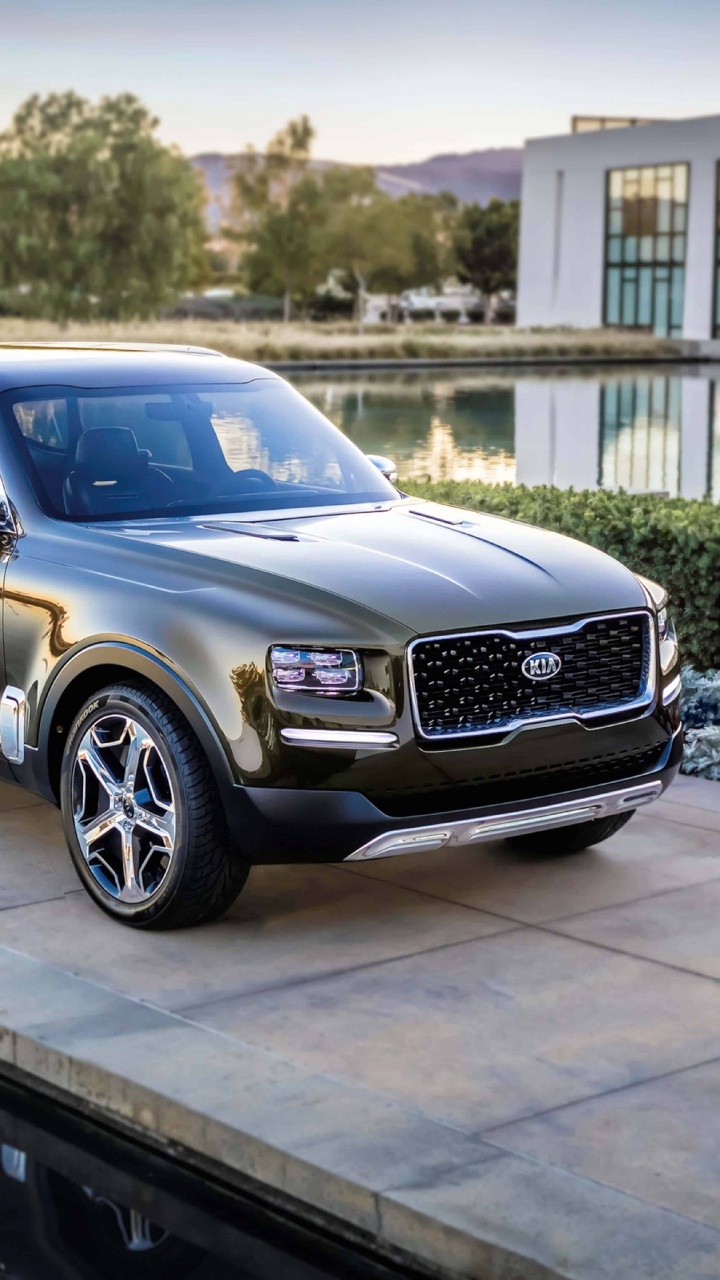 Berline Mercedes Benz Noire Sur la Chaussée en Béton Gris Pendant la Journée. Wallpaper in 720x1280 Resolution