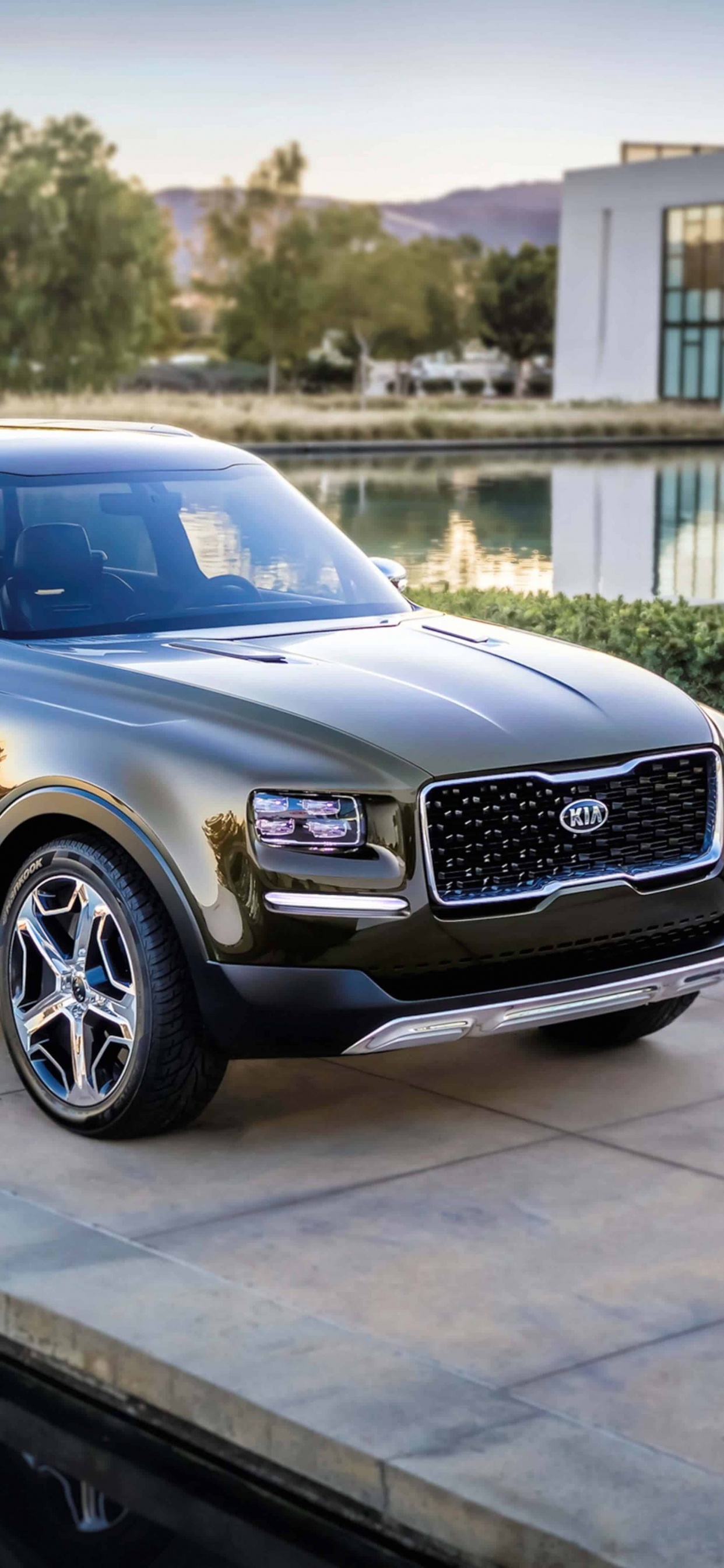 Mercedes Benz Sedán Negro Sobre Pavimento de Hormigón Gris Durante el Día. Wallpaper in 1242x2688 Resolution