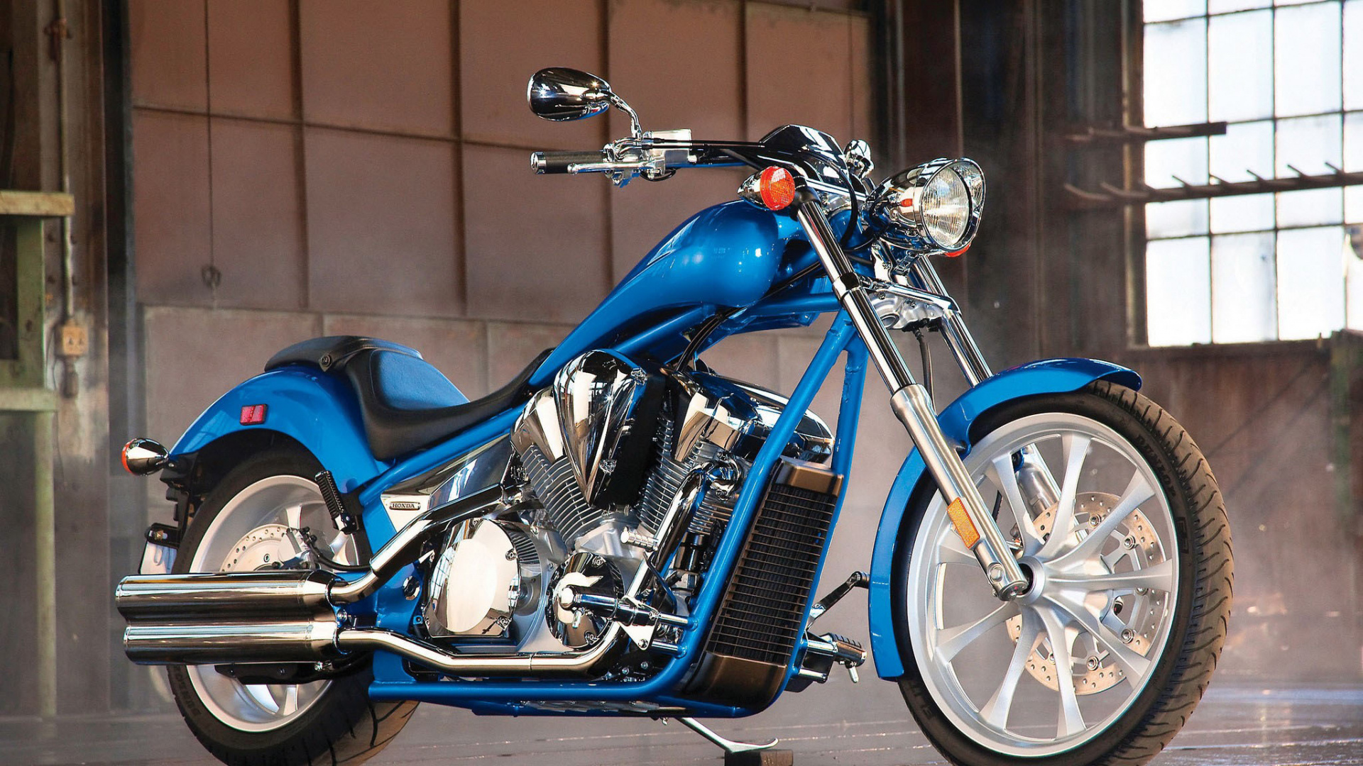 Blue and Silver Cruiser Motorcycle Parked Beside Brown Brick Wall. Wallpaper in 1920x1080 Resolution