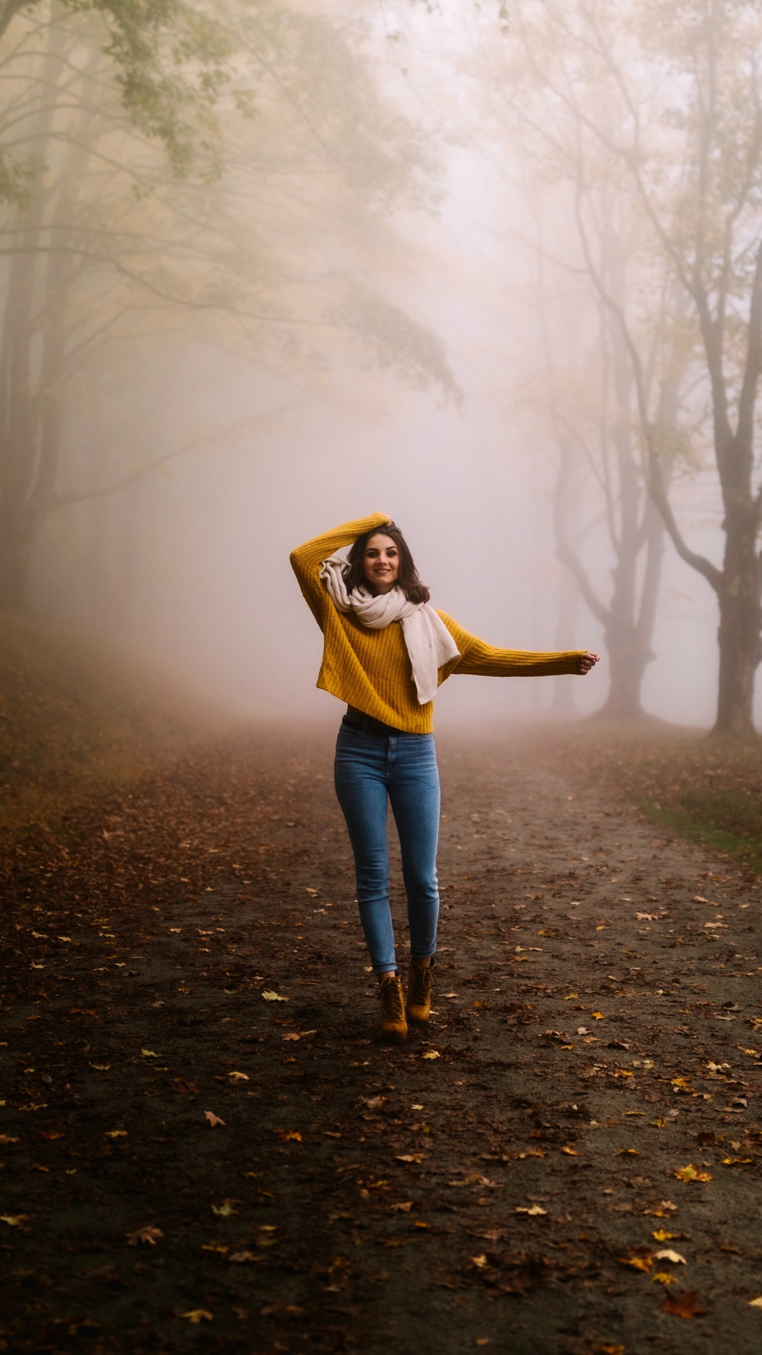 Mädchen Auf Alleiniger Straße, Atmosphäre, Menschen in Der Natur, Nebel, Naturlandschaft. Wallpaper in 1080x1920 Resolution